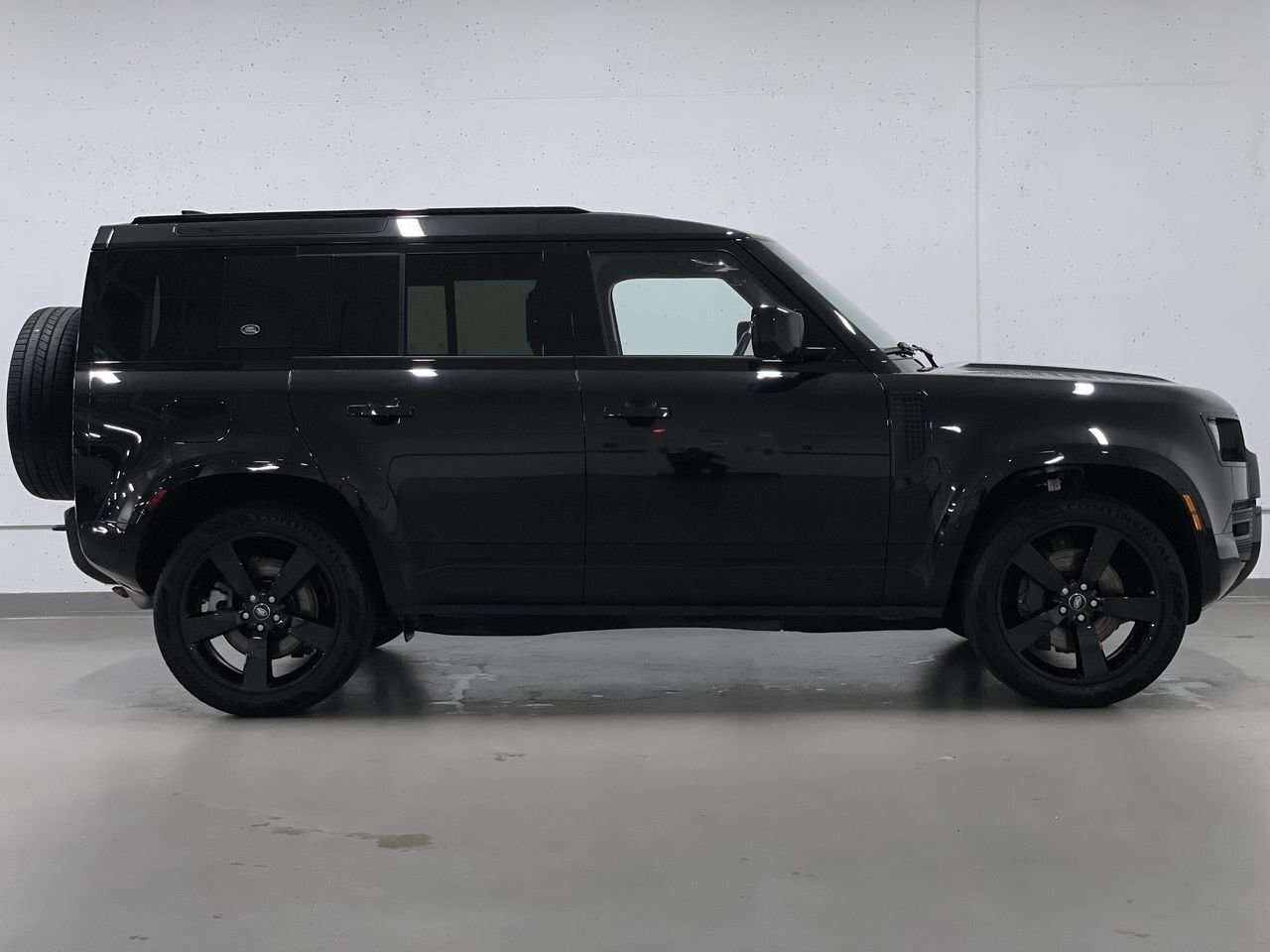 2024 Land Rover Defender 110 P400 X-Dynamic SE | 22" Wheels! Black Exterior thumb 15