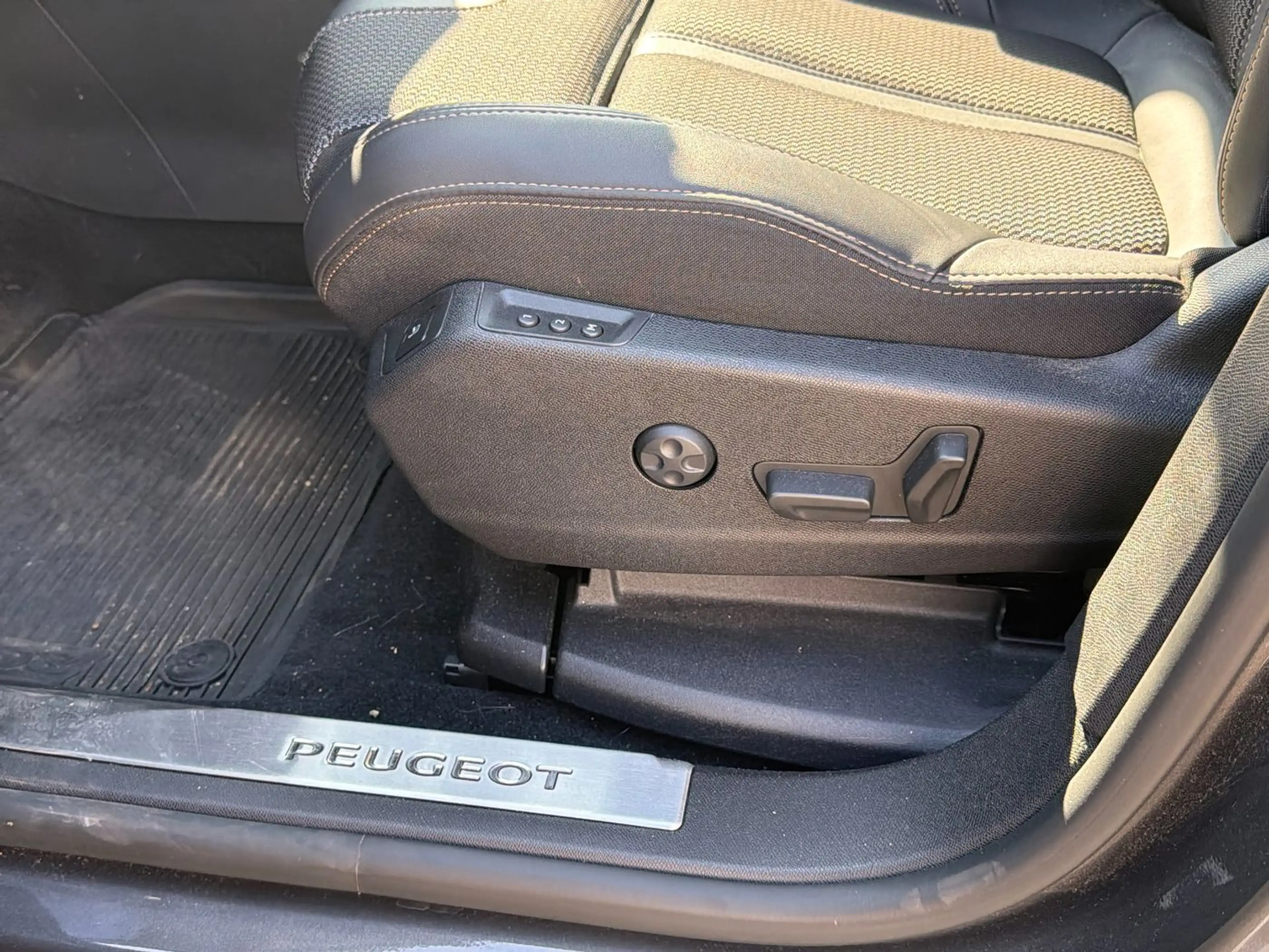 Peugeot 5008 GT 7-Sitzer ACC+LED+Navi+SHZ+Kam. — photo 15