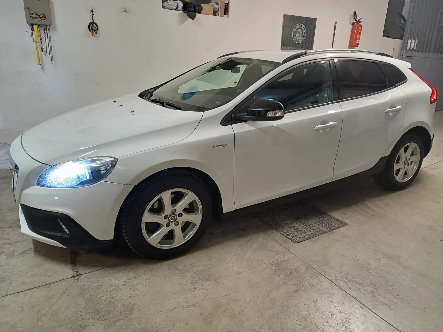 Volvo V40 Cross Country V40 II Cross Country 1.6 d2 Business powershift Wit - 1