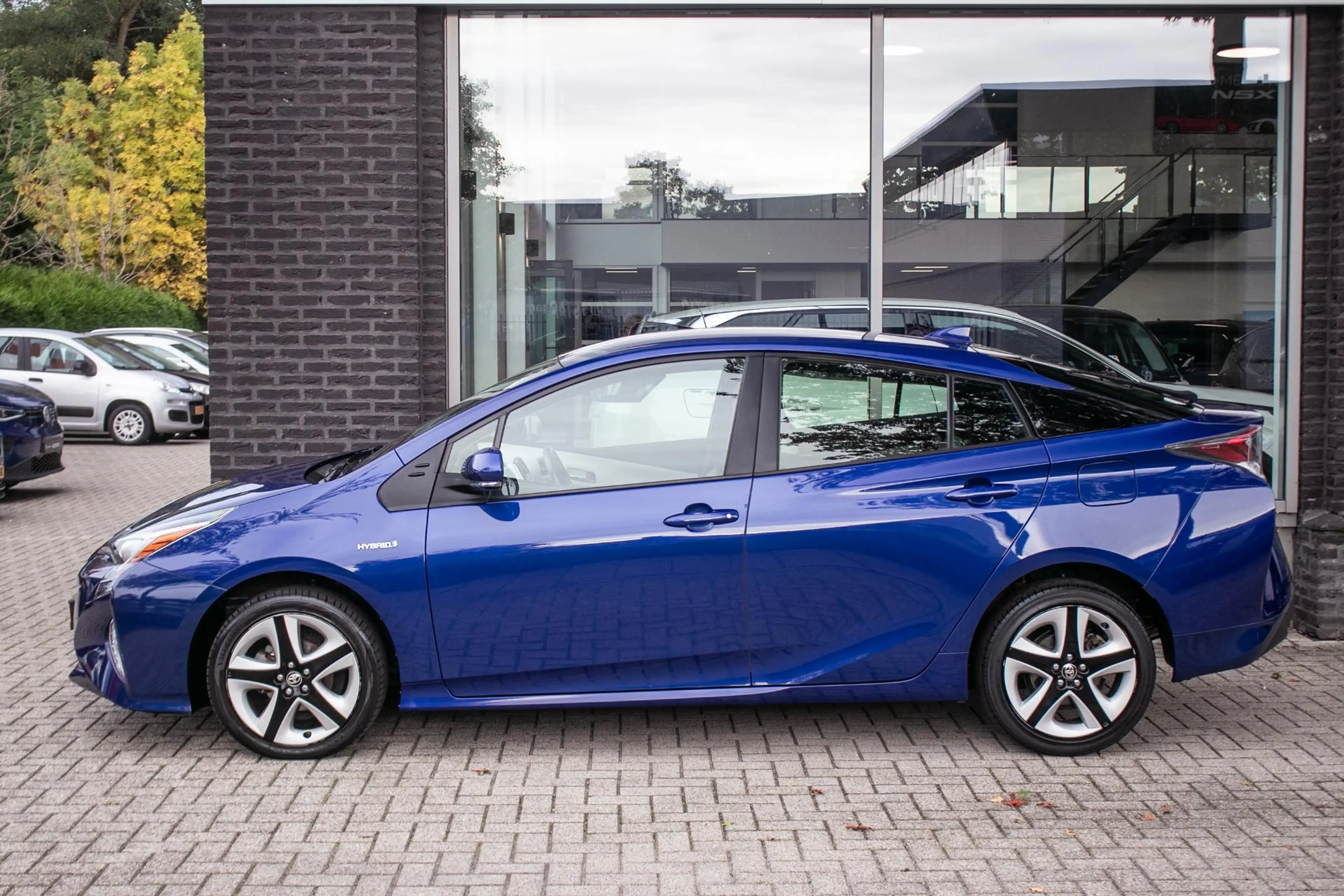 Toyota Prius 1.8 Black Edition | Adapt Cruise | Camera | Dealer — photo 11