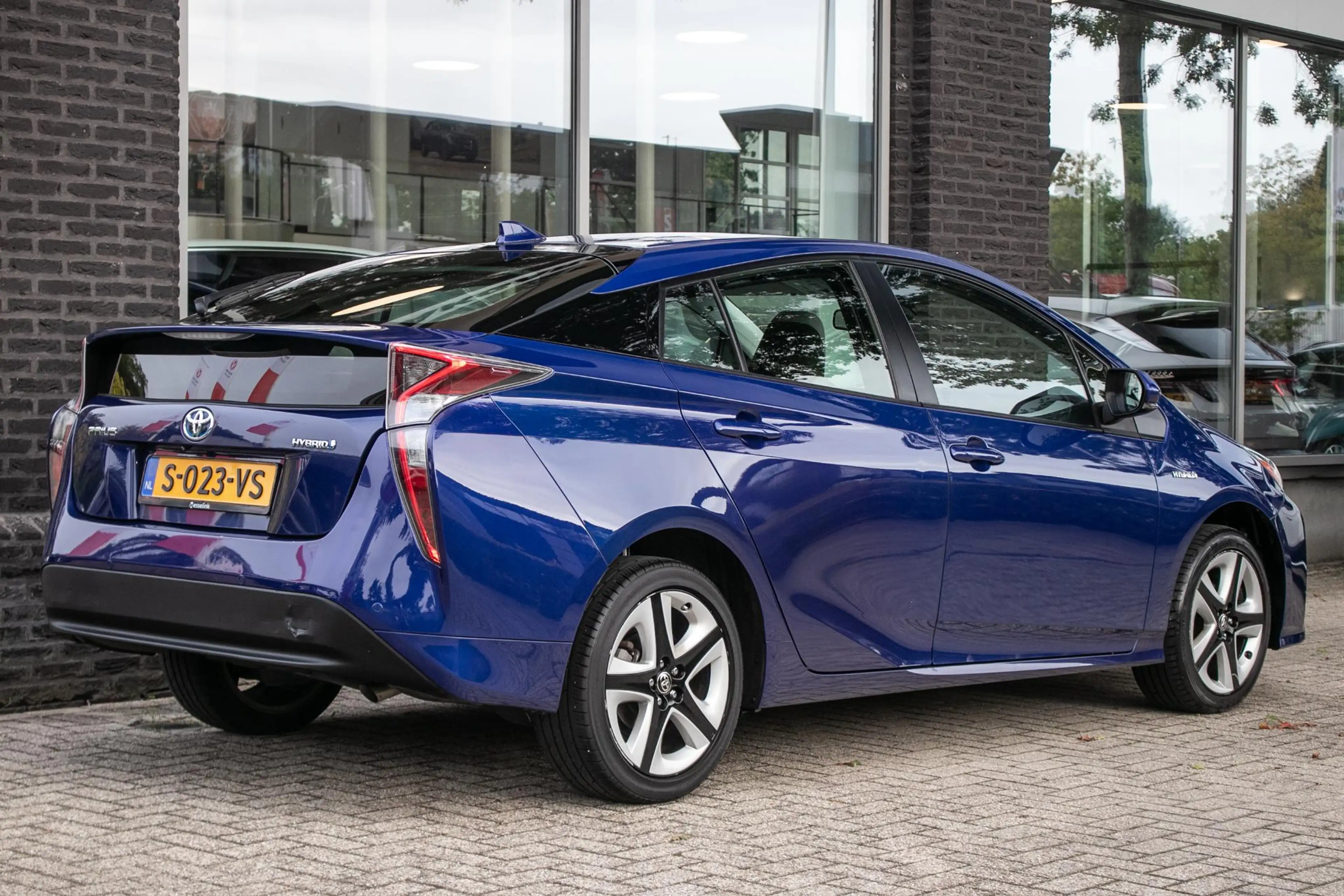 Toyota Prius 1.8 Black Edition | Adapt Cruise | Camera | Dealer — photo 2