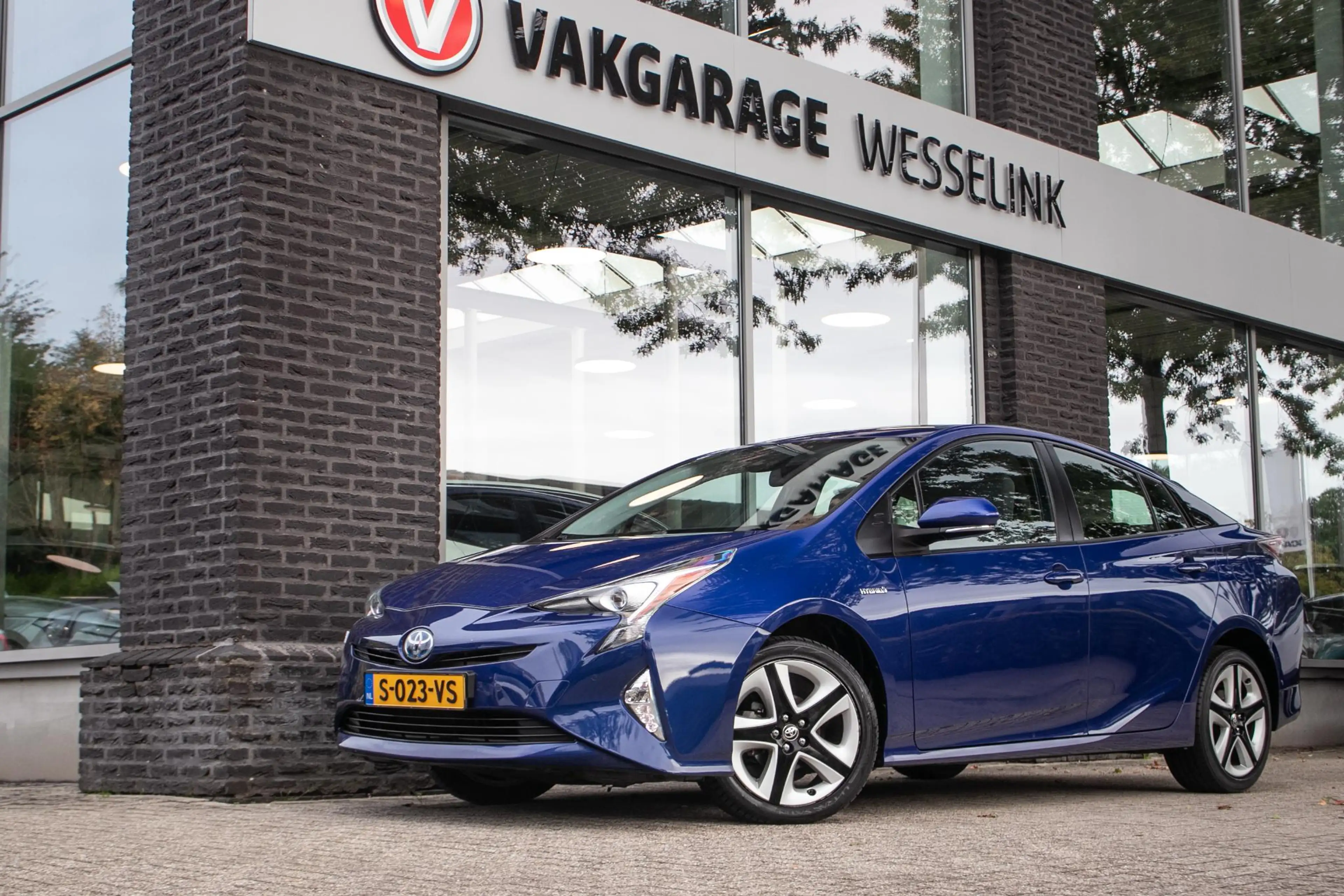 Toyota Prius 1.8 Black Edition | Adapt Cruise | Camera | Dealer — photo 12