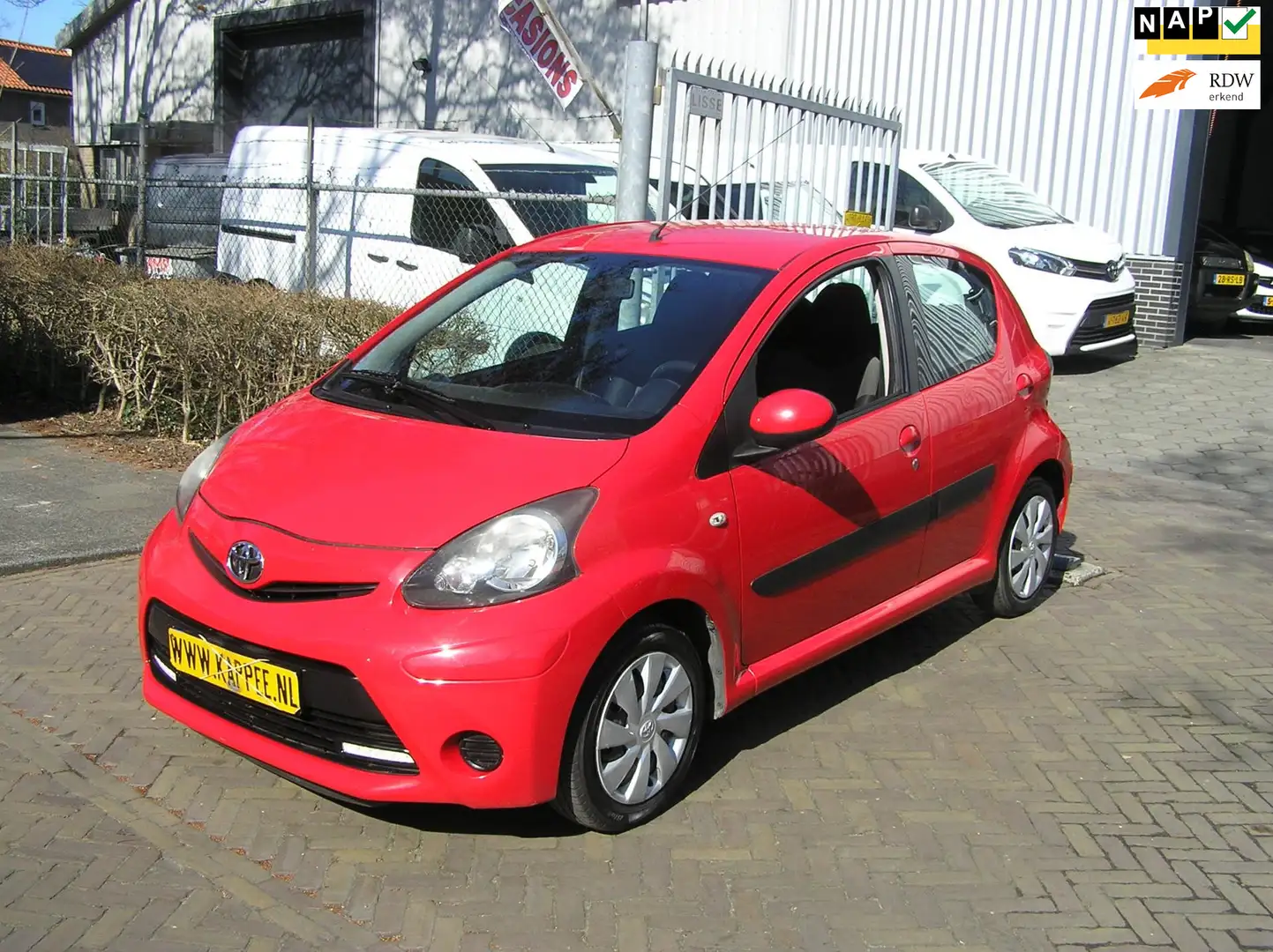 Toyota Aygo 1.0 VVT-i Aspiration 1e eigenaar nap airco Rouge - 1