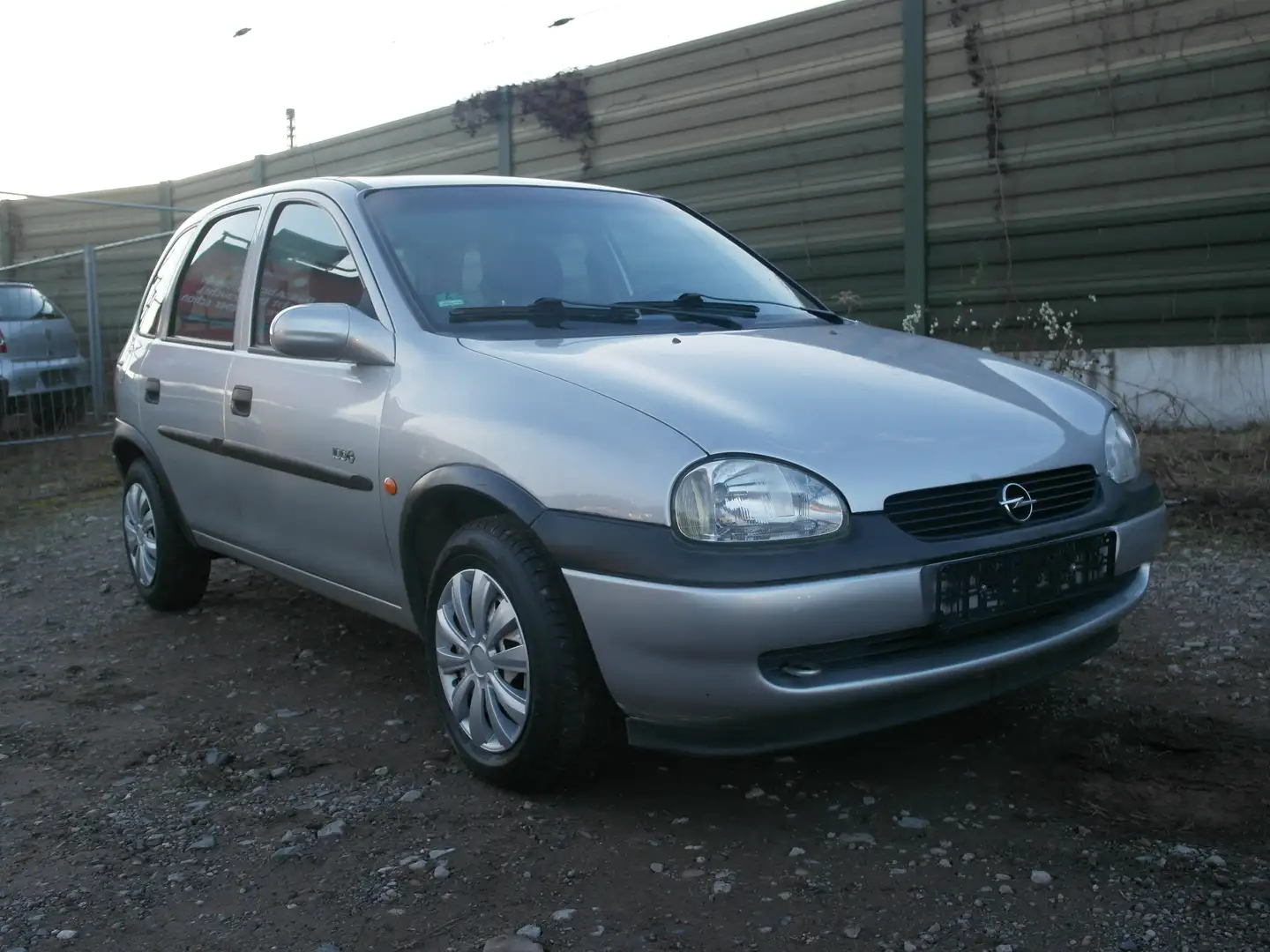 Opel Corsa 1,0 Tüv Au 11/2027 Weinge gelaufen - 1