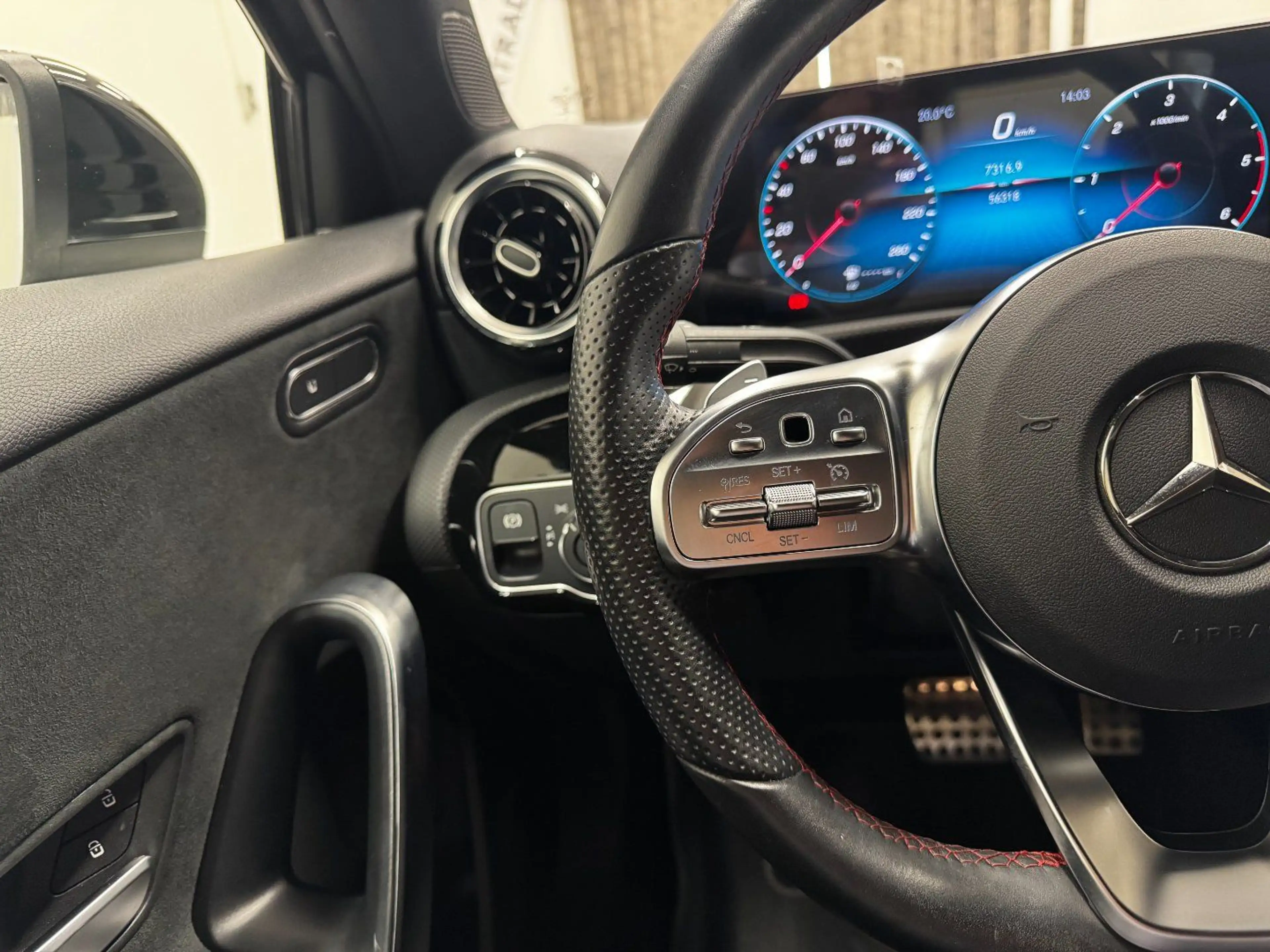 Mercedes-Benz A 200 A-Klasse A 200 d Lim. AMG Line 4Matic — photo 15