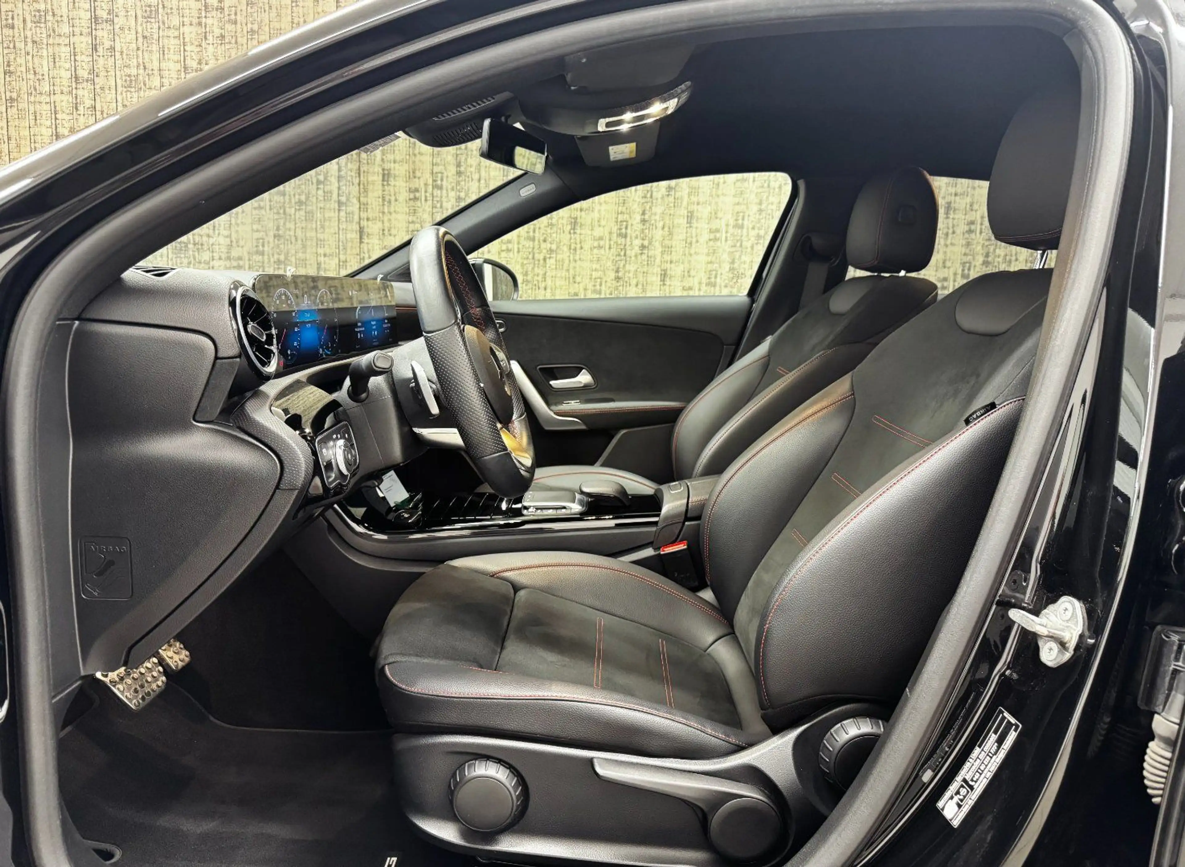 Mercedes-Benz A 200 A-Klasse A 200 d Lim. AMG Line 4Matic — photo 9