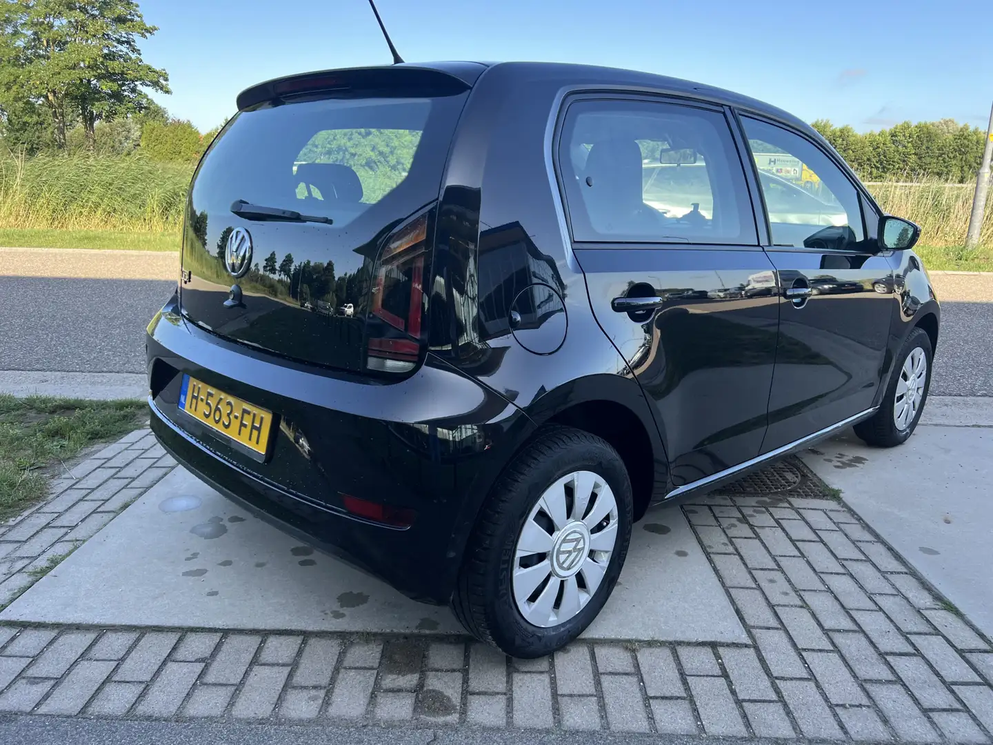 Volkswagen up! 1.0 BMT move up! / Airco / DAB / Centr. deurvergre Zwart - 2