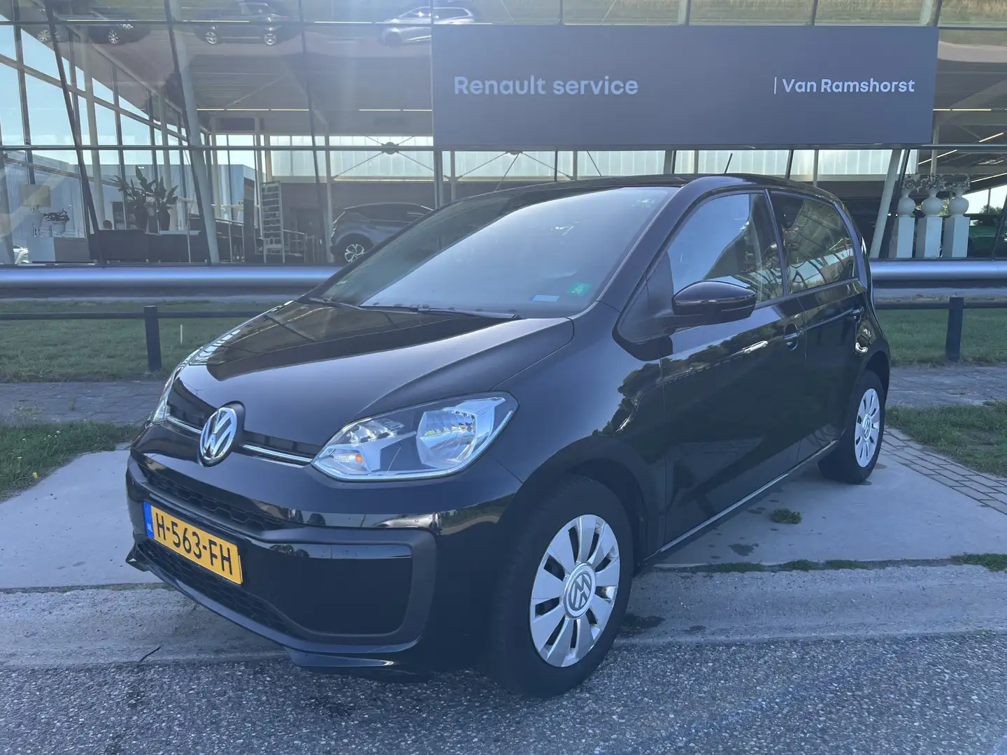 Volkswagen up! 1.0 BMT move up! / Airco / DAB / Centr. deurvergre Zwart - 1