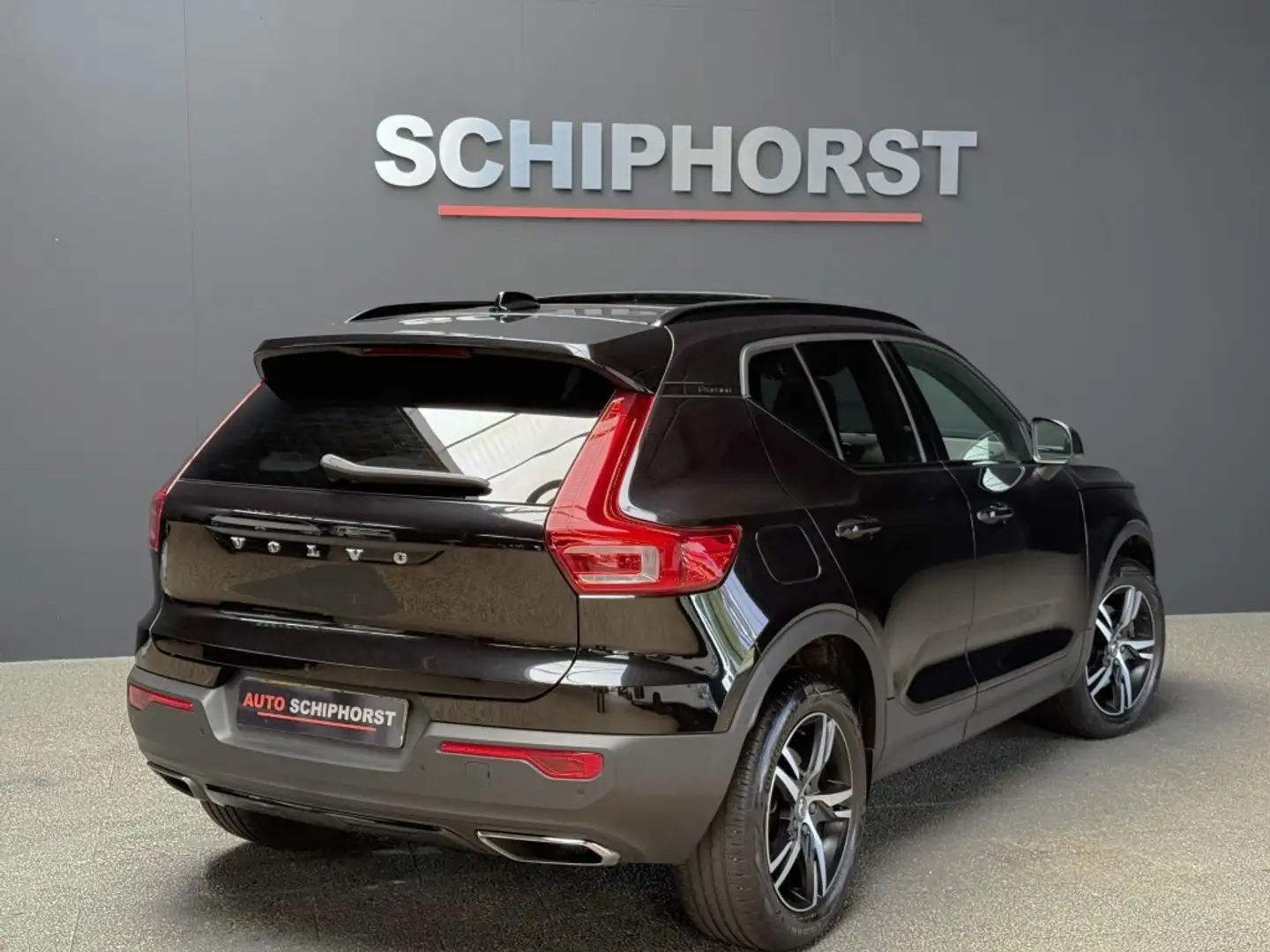 Volvo XC40 T4 190Pk R-Design Panorama dak trekhaak+winterband Nero - 2