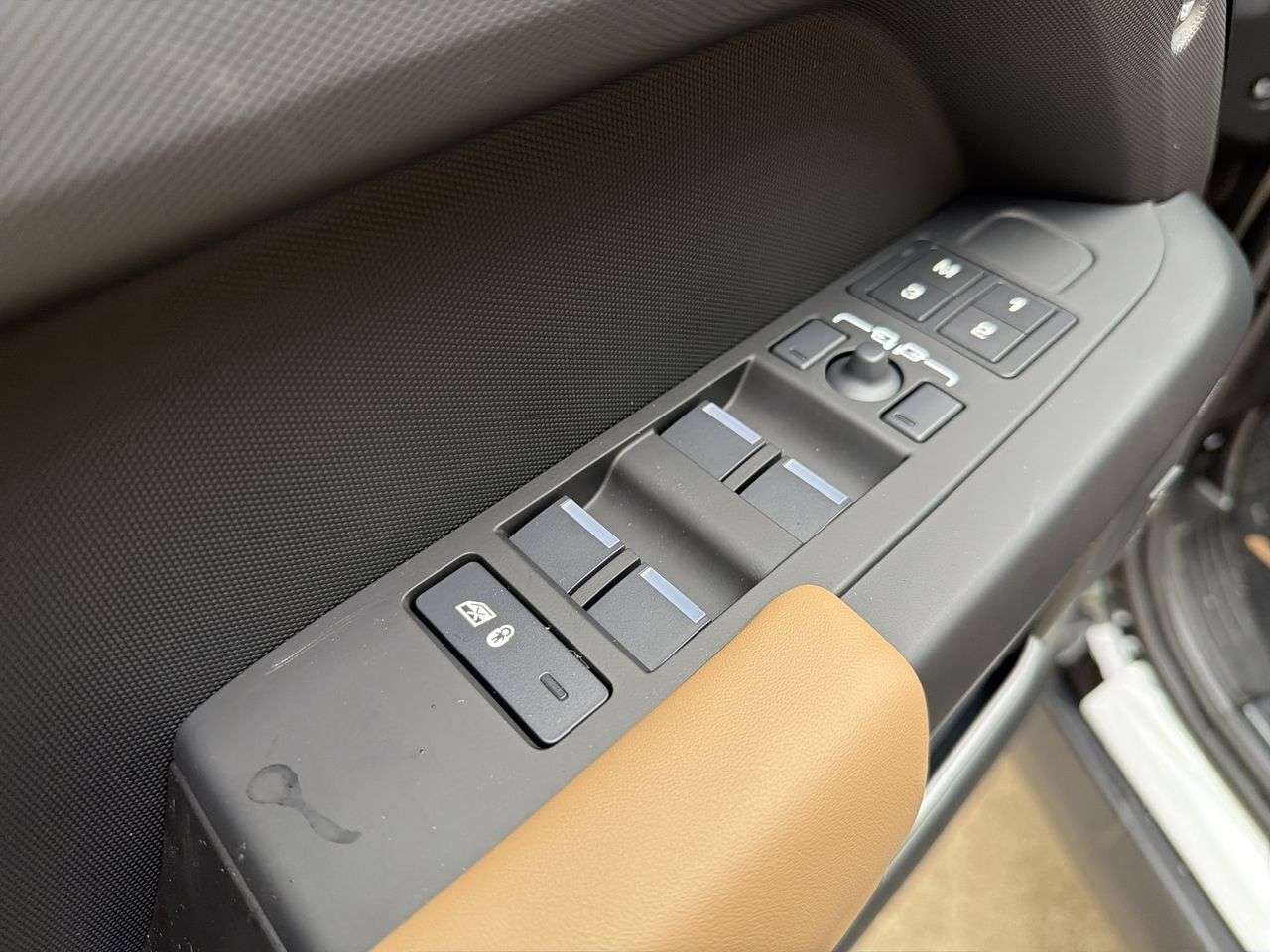 2026 Land Rover Defender 130 P300 S thumb 10