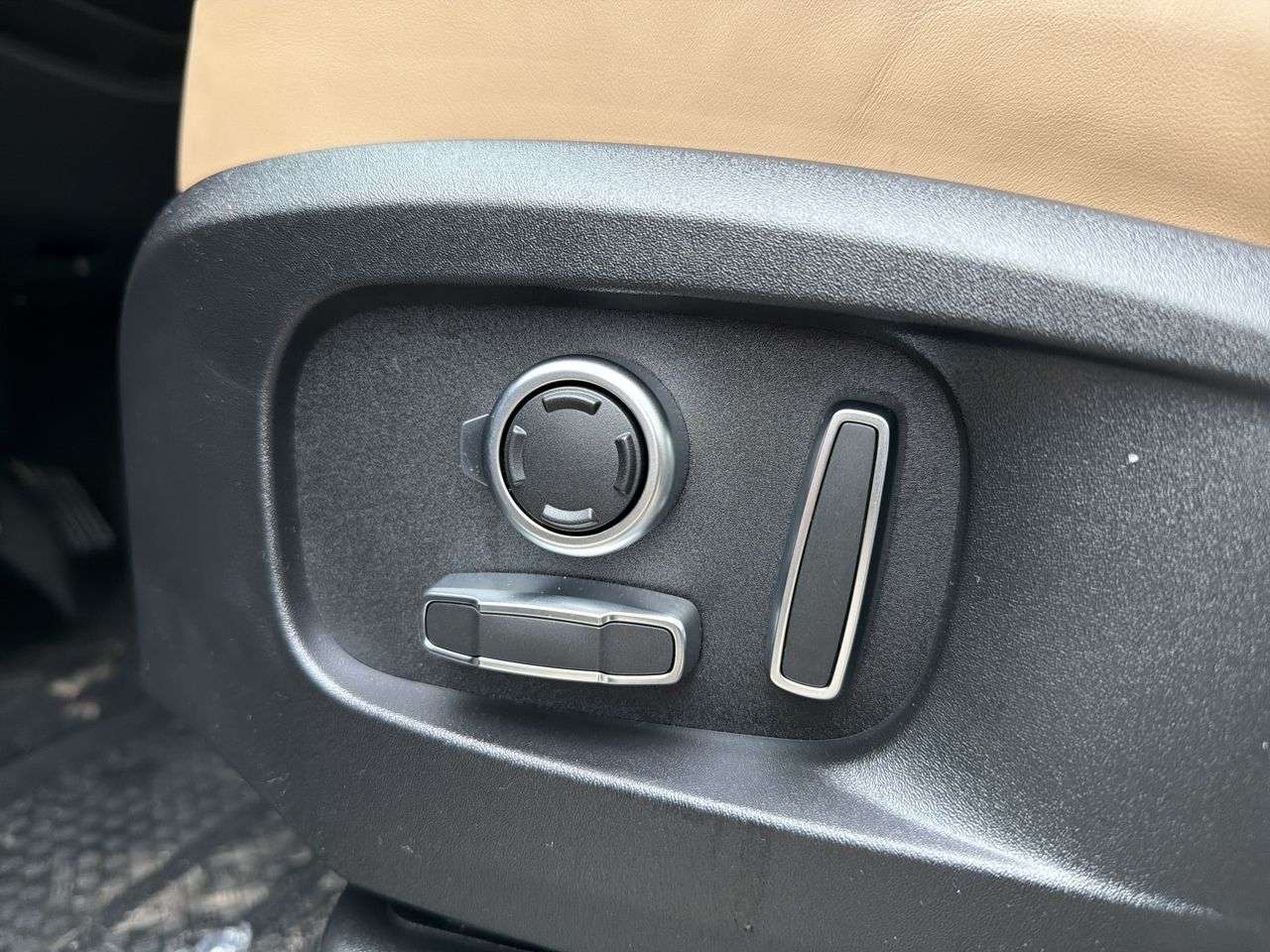 2026 Land Rover Defender 130 P300 S thumb 9