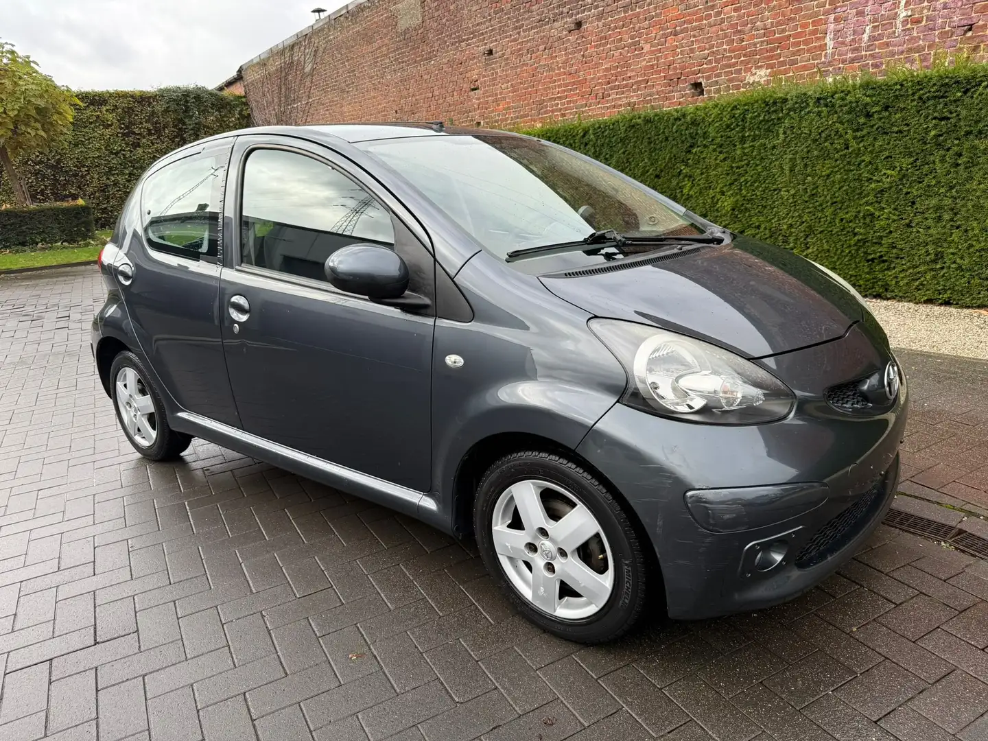 Toyota Aygo Aygo 1.0i VVT-i Plus GARANTIE 1 AN/JAAR Grijs - 2