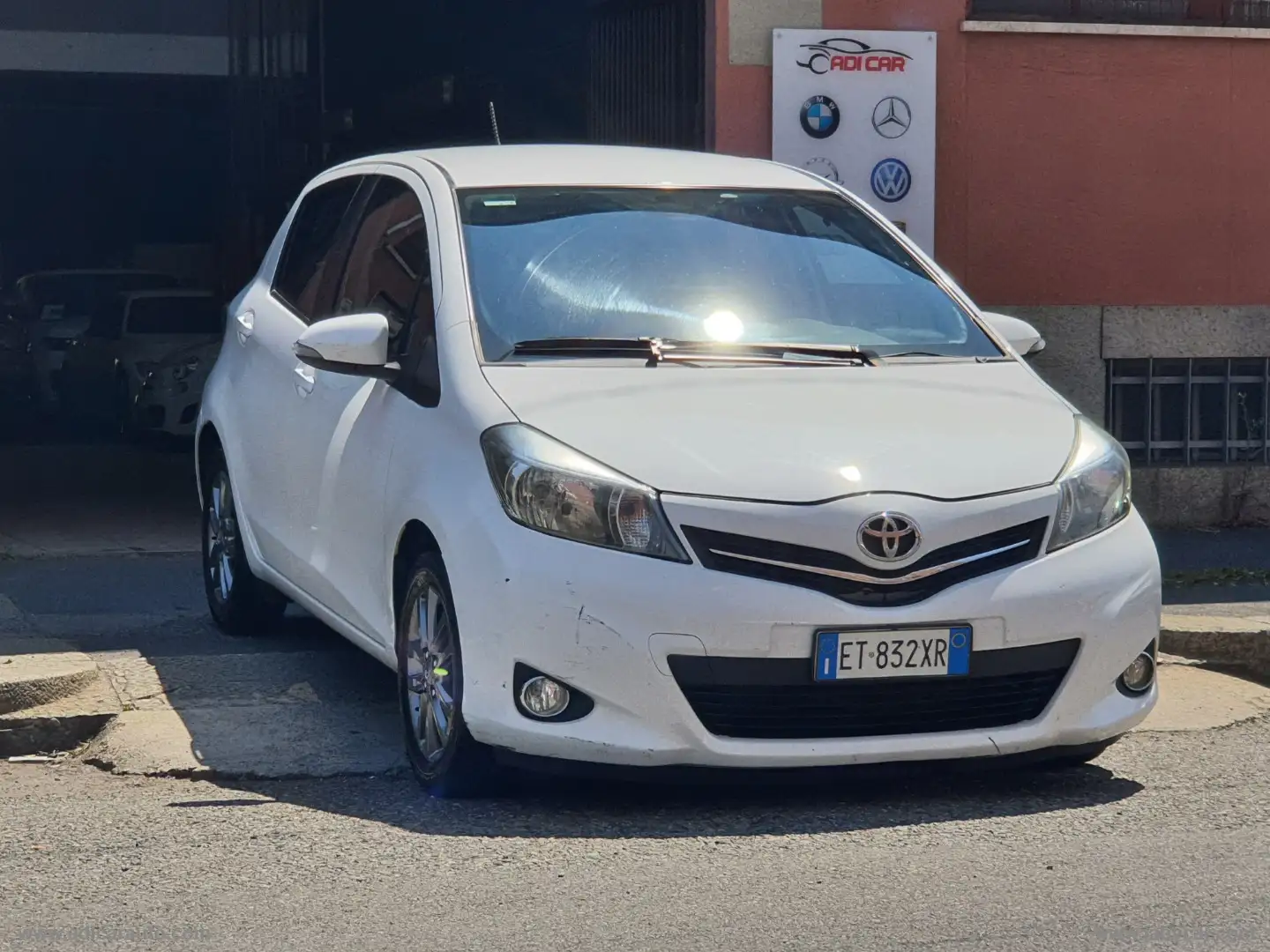 Toyota Yaris 1.0 5p. Lounge Bianco - 1