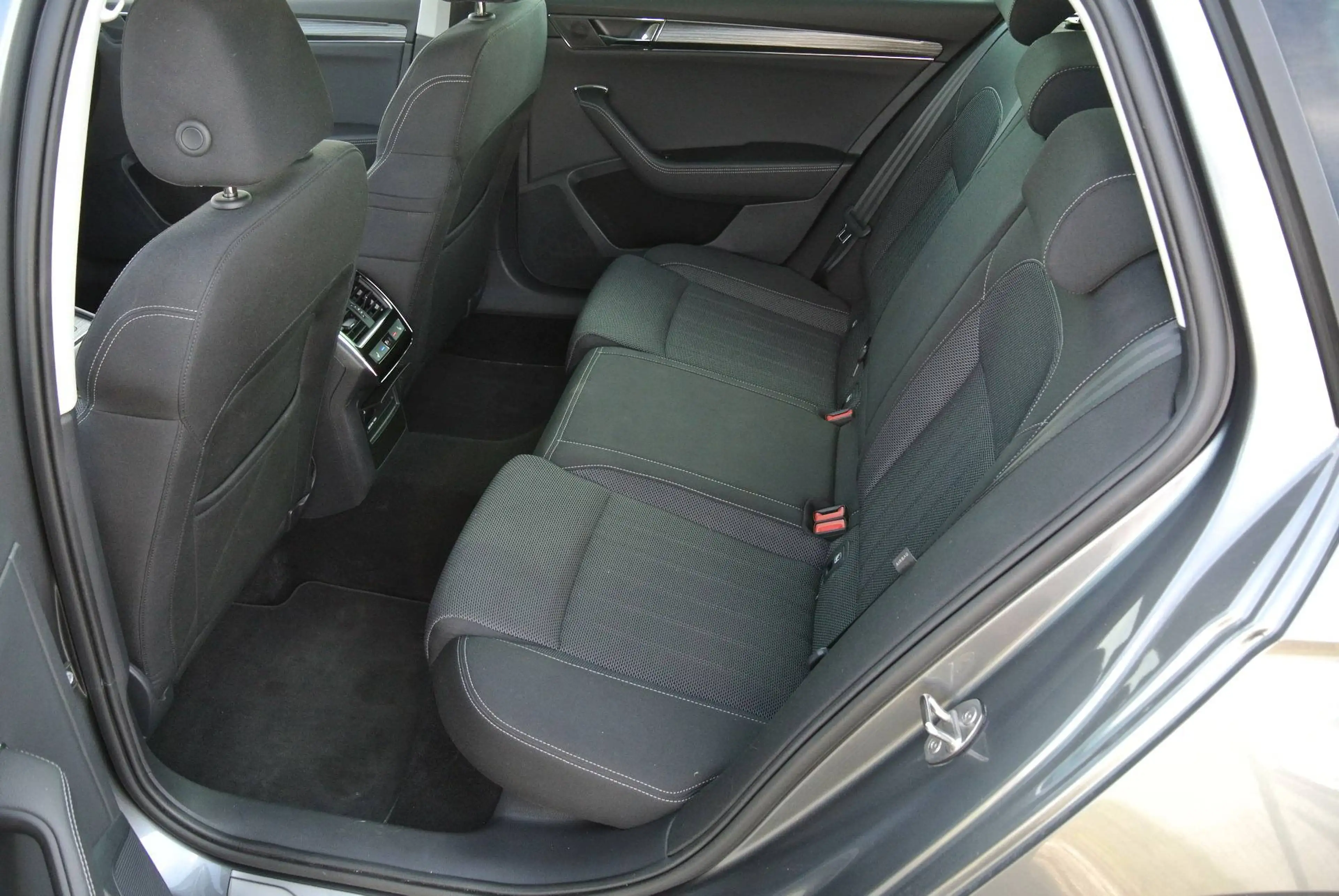 Skoda Superb Kombi 2.0 TDI DSG Style  ** LED * NAVI * KAMERA — photo 9