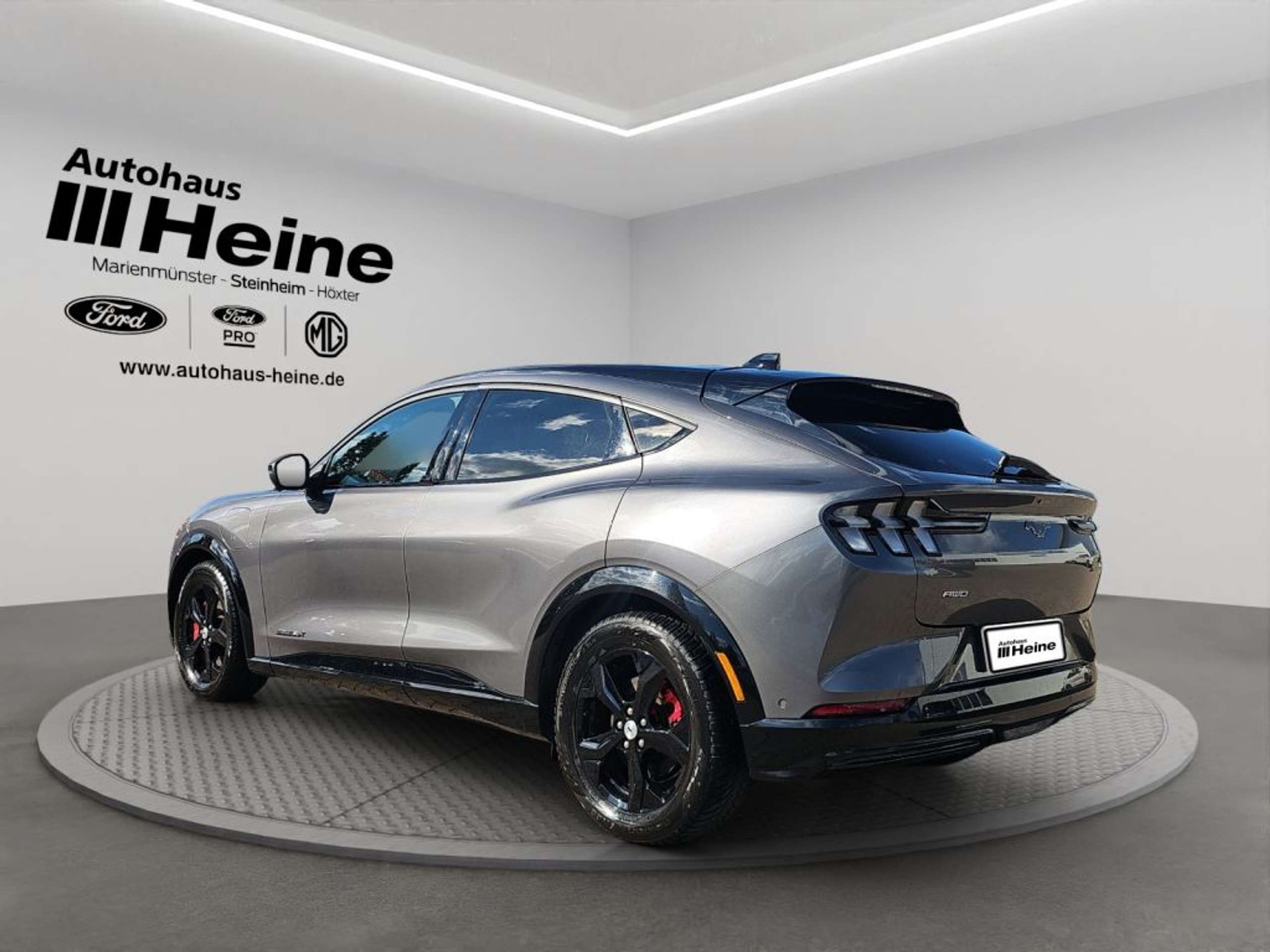 Fahrzeugabbildung Ford Mustang Mach-E AWD Ext.Range +TECHNO-P. 2+ - mit KI generiert/bearbeitet