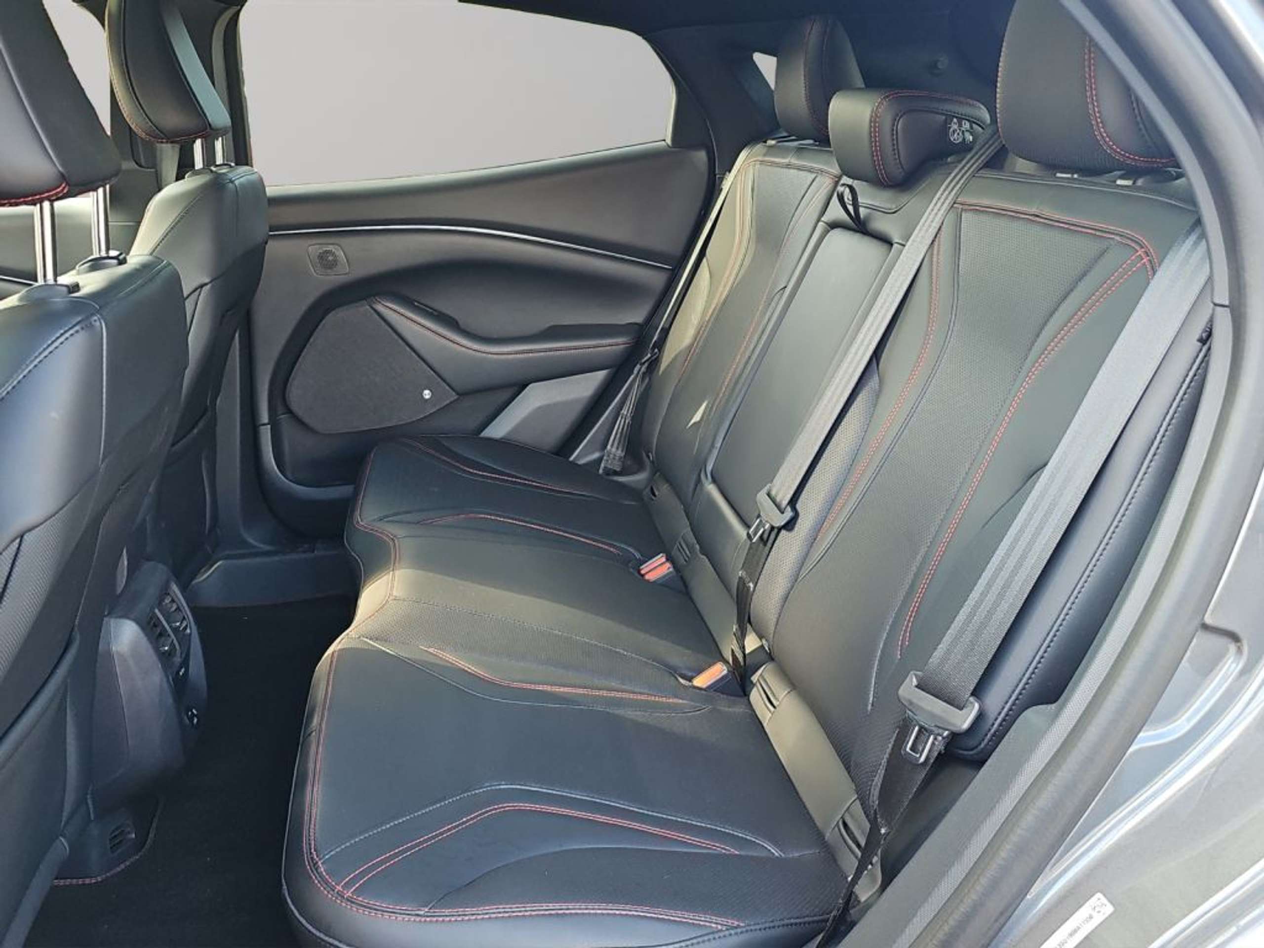 Fahrzeugabbildung Ford Mustang Mach-E AWD Ext.Range +TECHNO-P. 2+ - mit KI generiert/bearbeitet