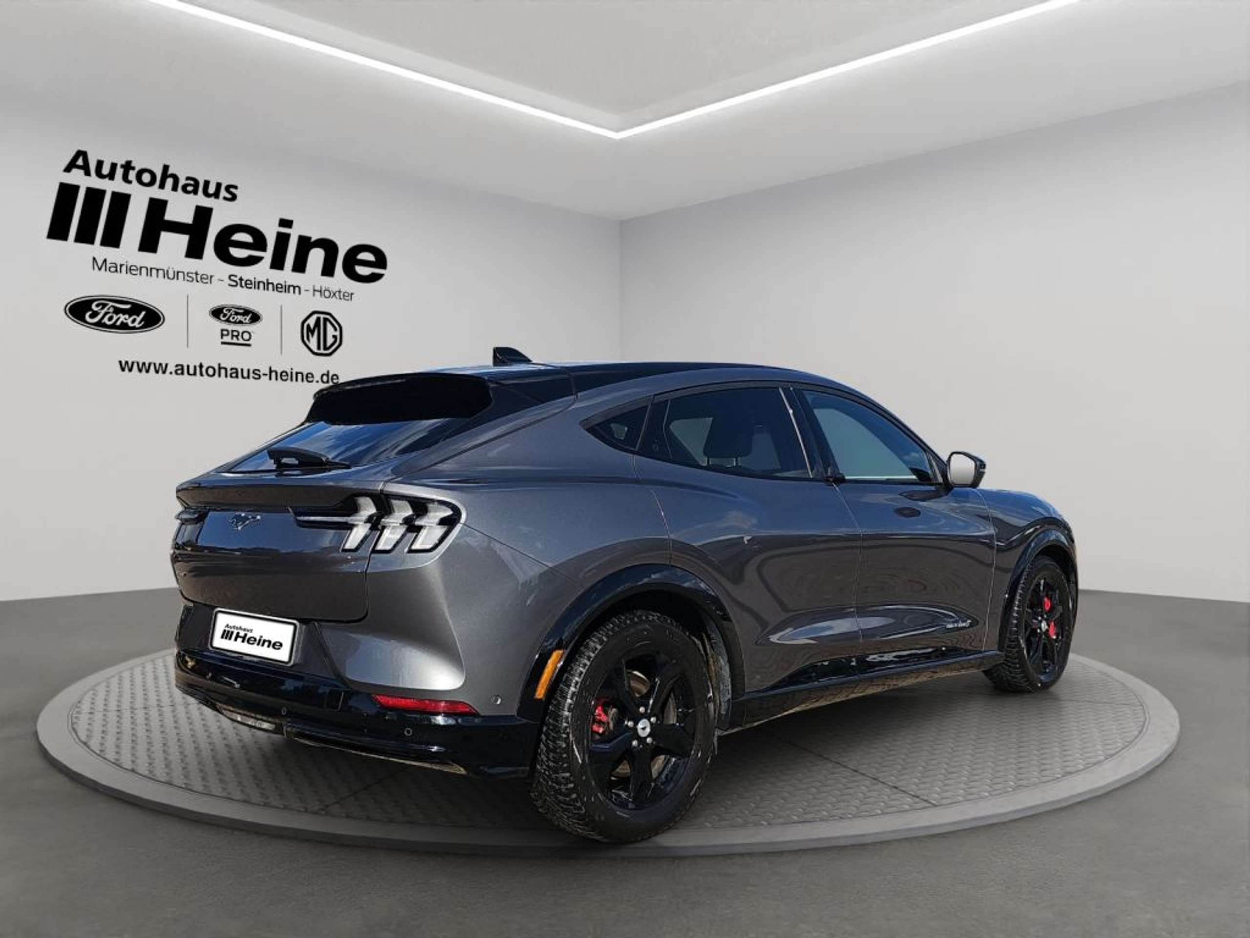 Fahrzeugabbildung Ford Mustang Mach-E AWD Ext.Range +TECHNO-P. 2+ - mit KI generiert/bearbeitet