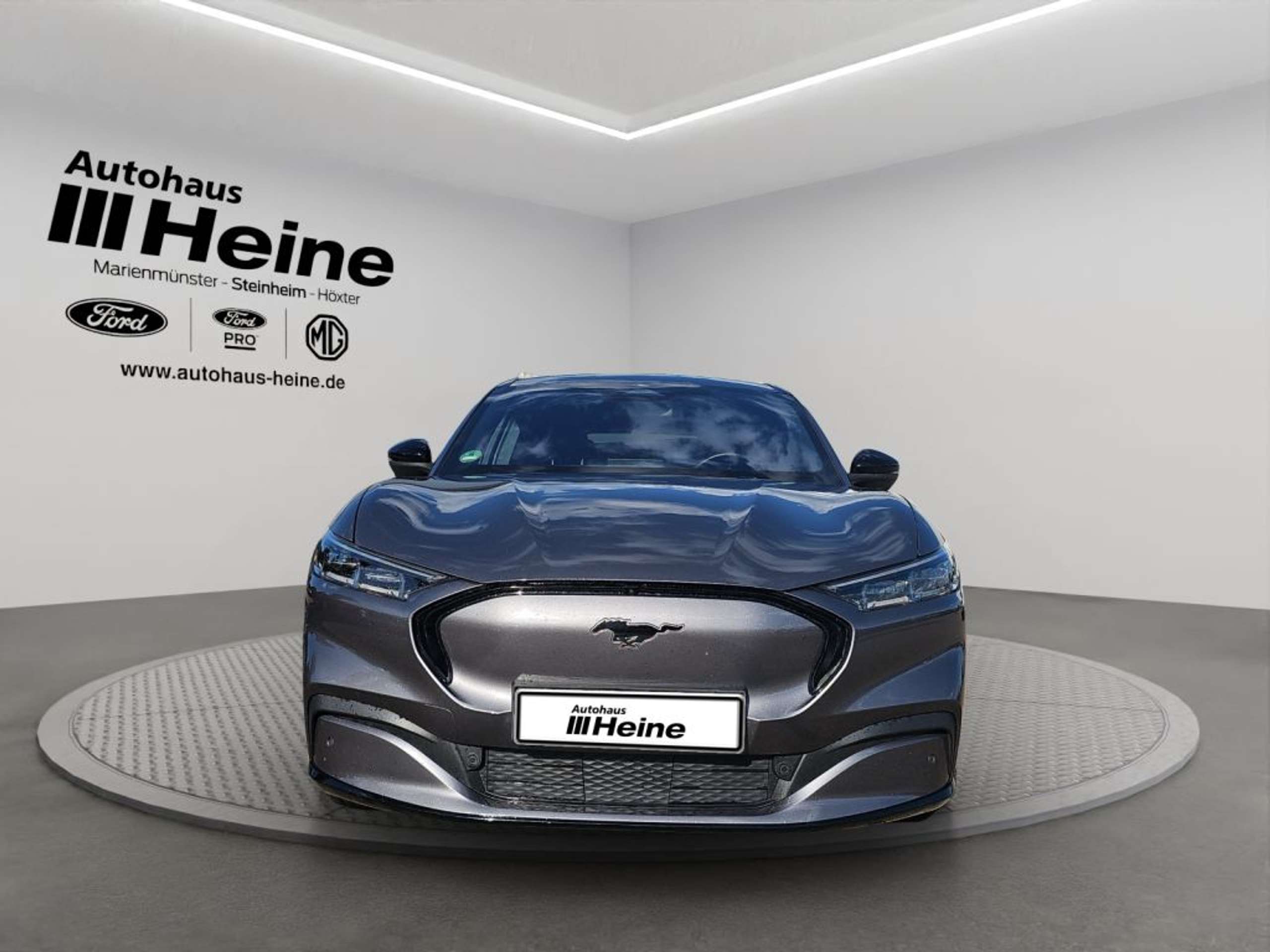 Fahrzeugabbildung Ford Mustang Mach-E AWD Ext.Range +TECHNO-P. 2+ - mit KI generiert/bearbeitet