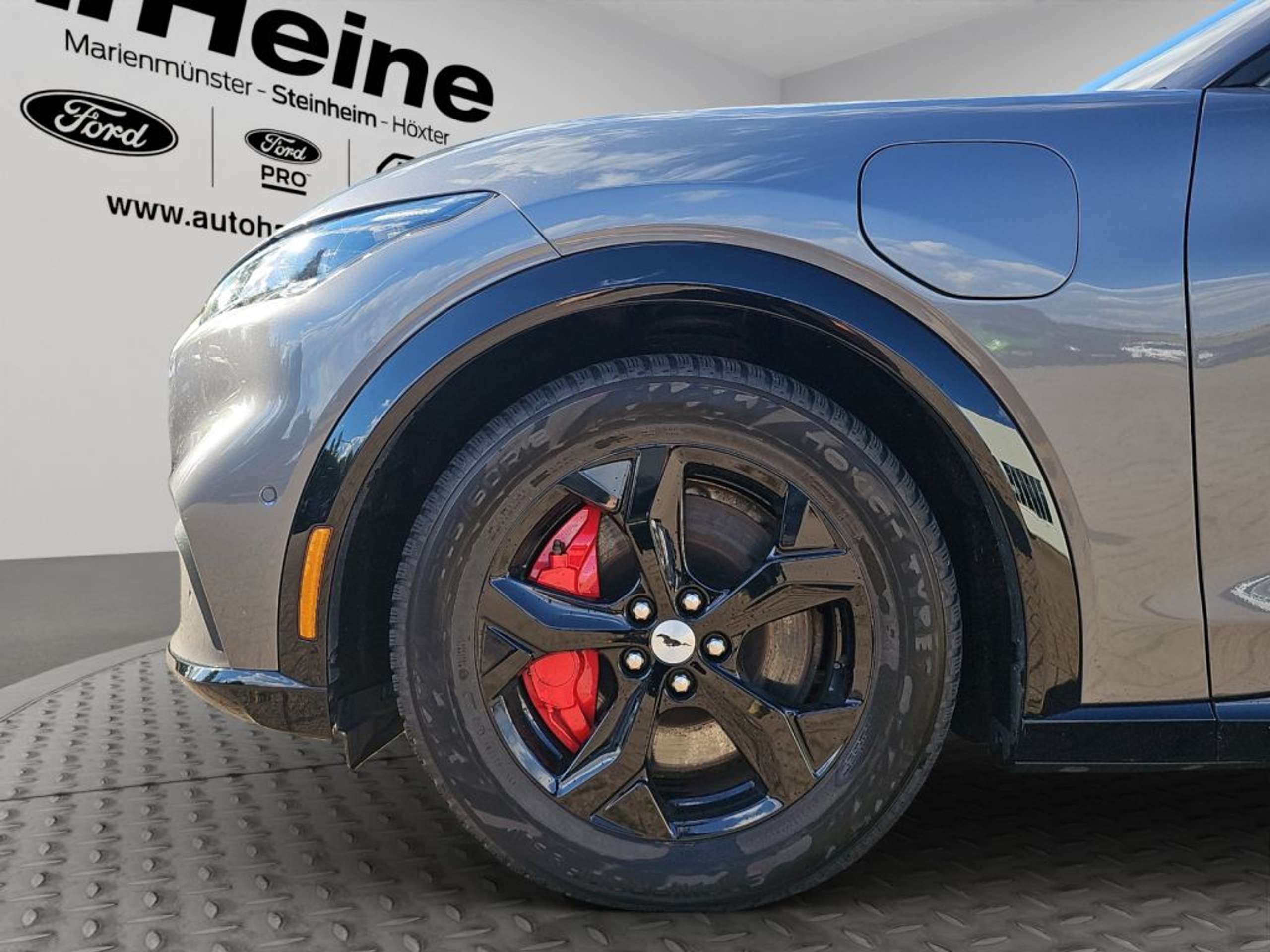 Fahrzeugabbildung Ford Mustang Mach-E AWD Ext.Range +TECHNO-P. 2+ - mit KI generiert/bearbeitet