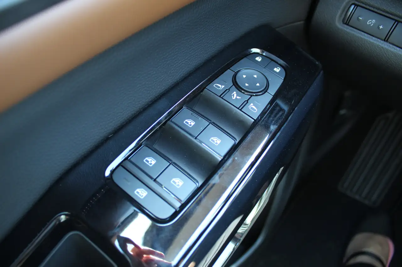 Nissan Pathfinder снимка Nissan Pathfinder