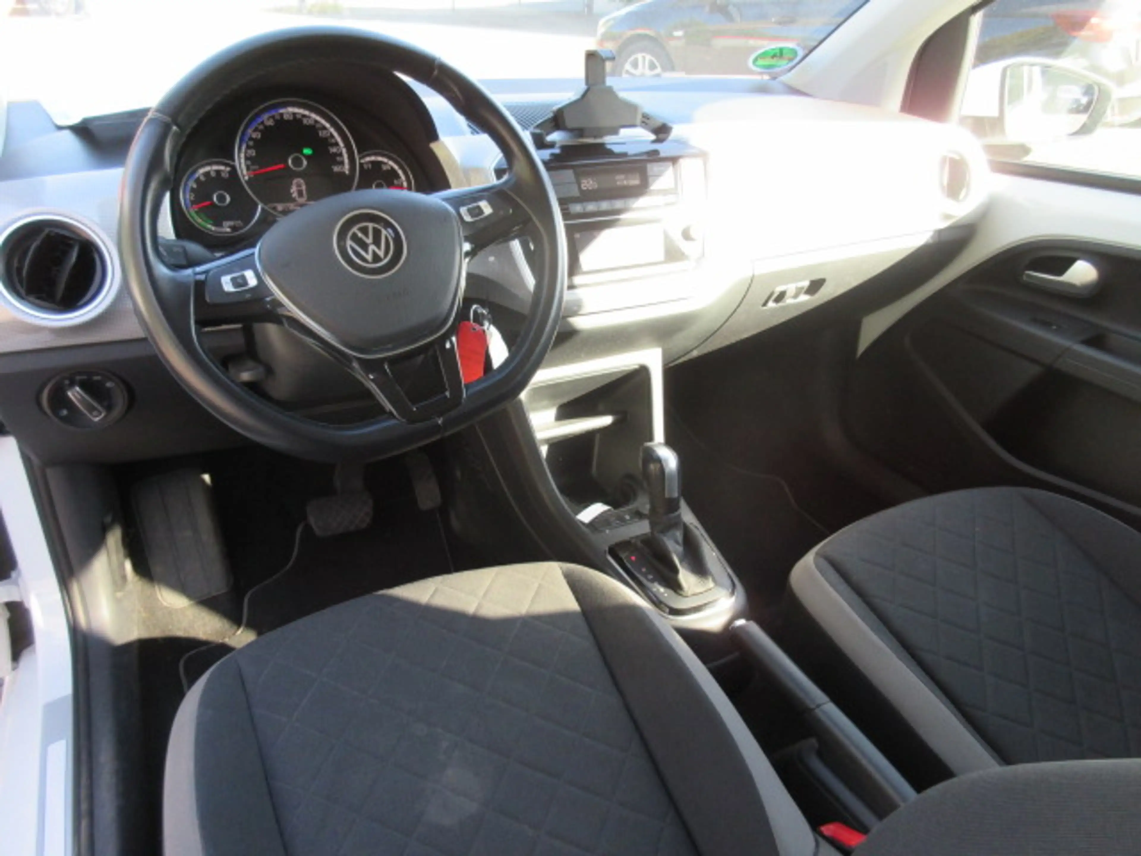 Volkswagen e-up! Style "Plus" Automatik NAVIV. KAMERA GRA ALU APS SITZHEIZUNG CLIMATRONIC — photo 8