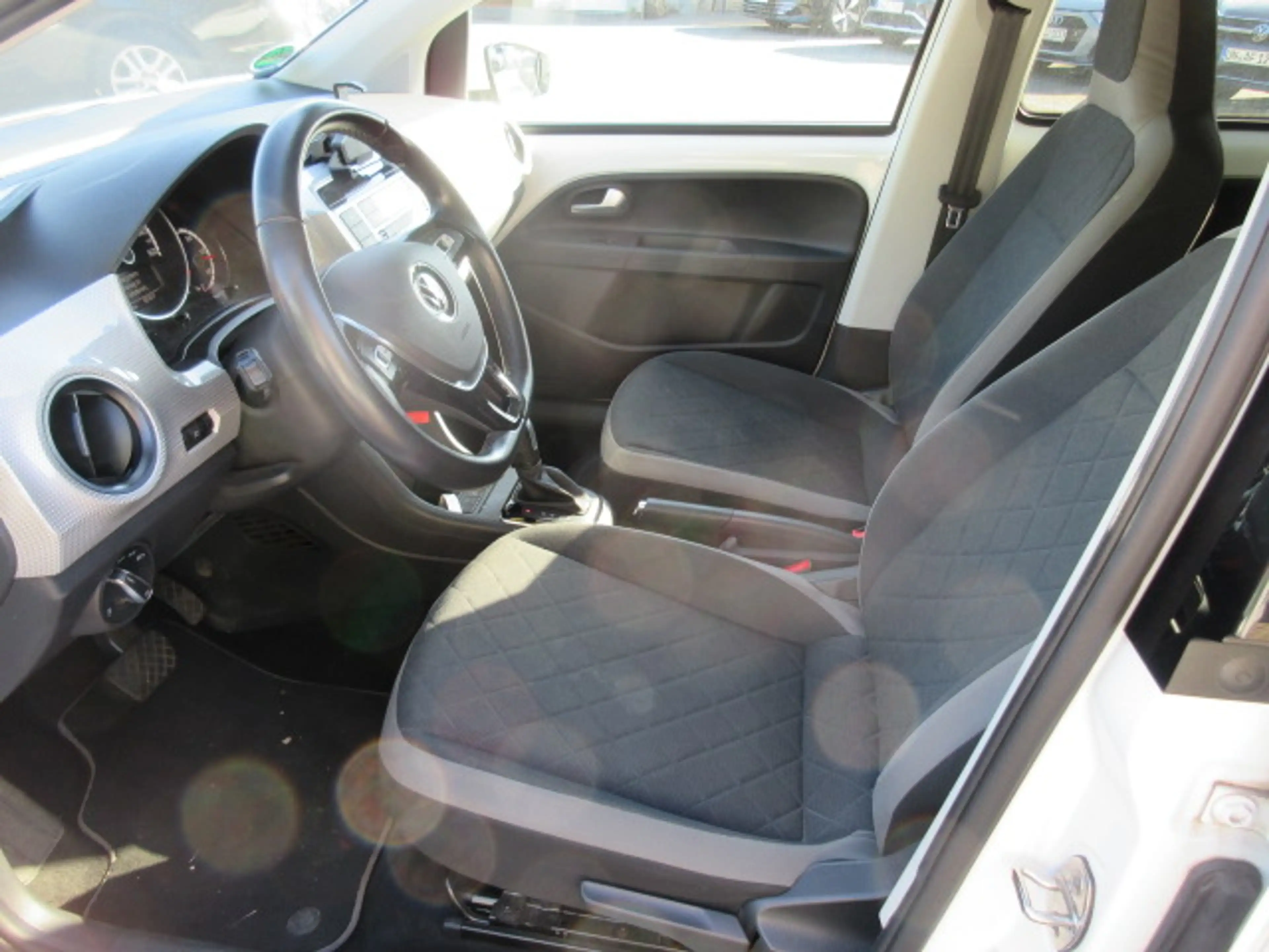 Volkswagen e-up! Style "Plus" Automatik NAVIV. KAMERA GRA ALU APS SITZHEIZUNG CLIMATRONIC — photo 6