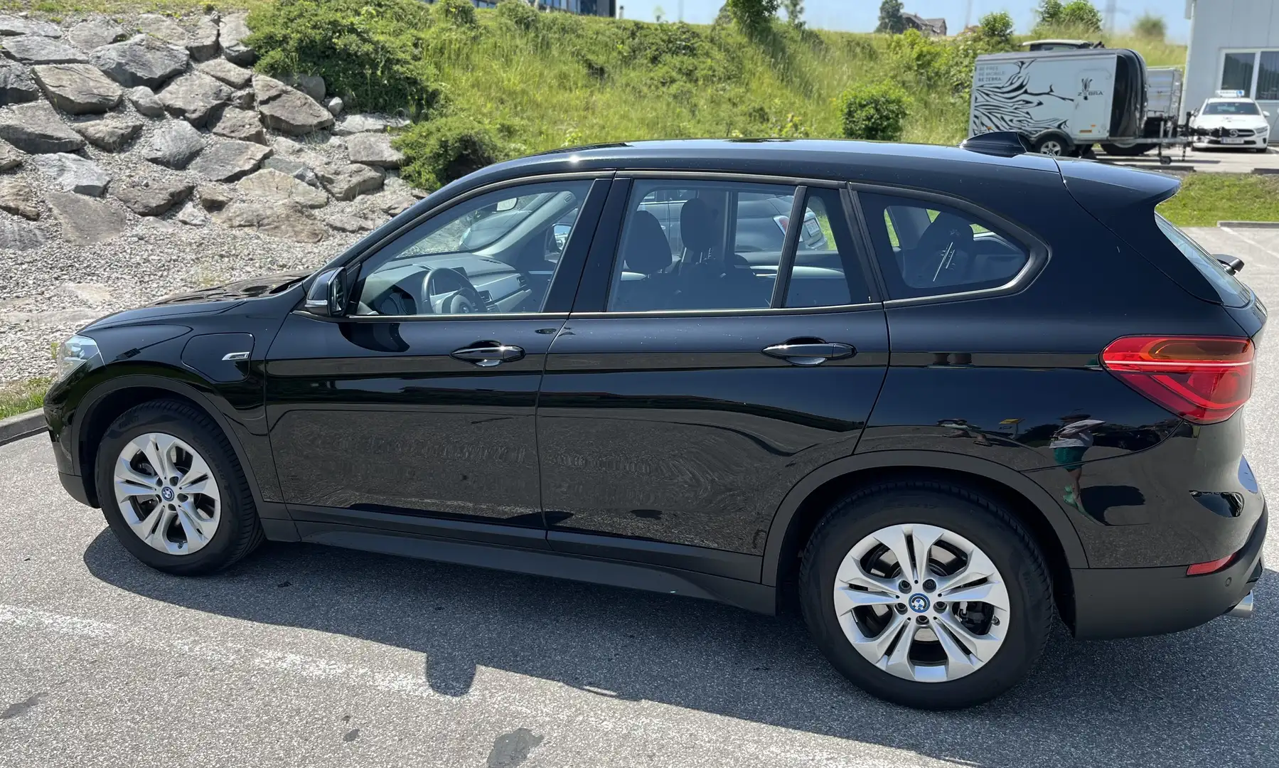 BMW X1 xDrive25e Advantage Schwarz - 2
