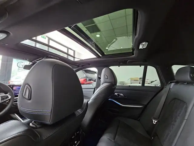 BMW 3 Series view 8
