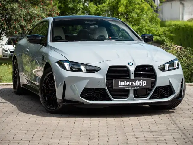 BMW M4 view 3