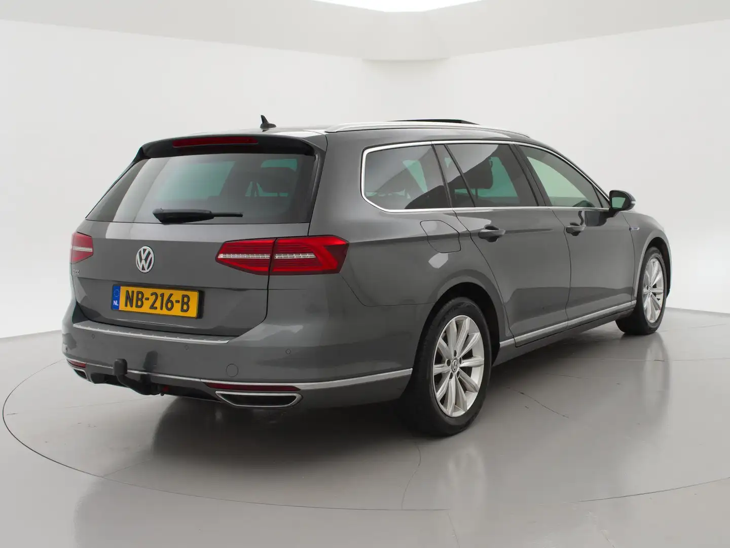 Volkswagen Passat Variant 1.4 TSI GTE 218 PK + VIRTUAL COCKPIT / PANORAMA / Grijs - 2