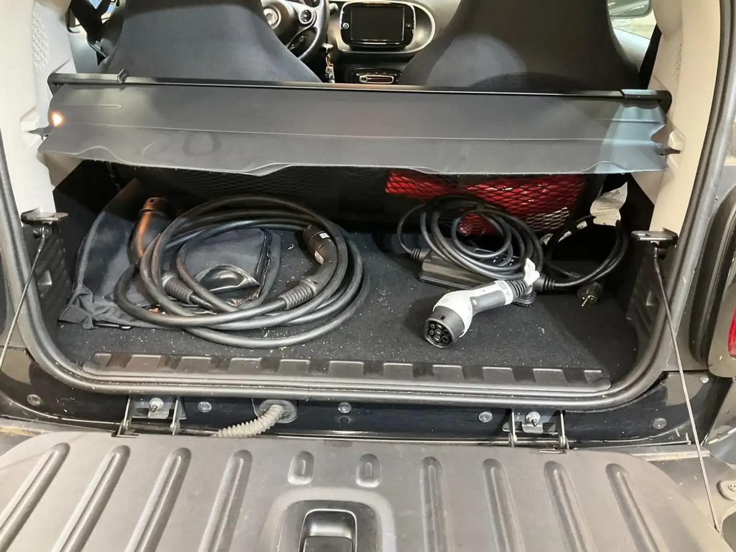 smart forTwo smart fortwo coupe EQ passion Schwarz - 2