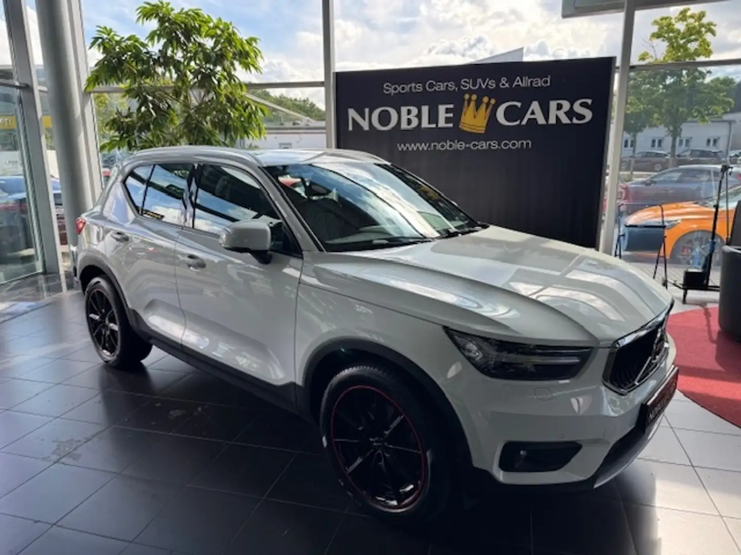 Volvo XC40 Momentum Pro AWD AHK LED NAVI Weiß - 1