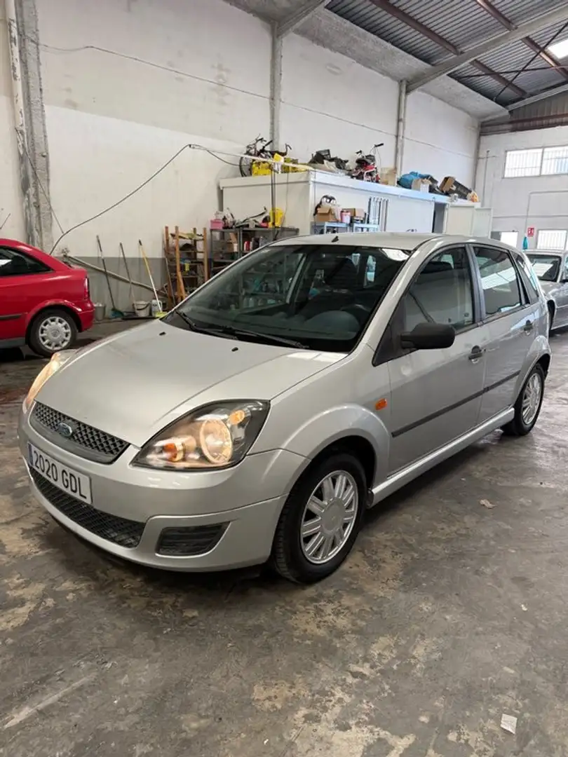 Ford Fiesta 1.3 Ambiente Gris - 1