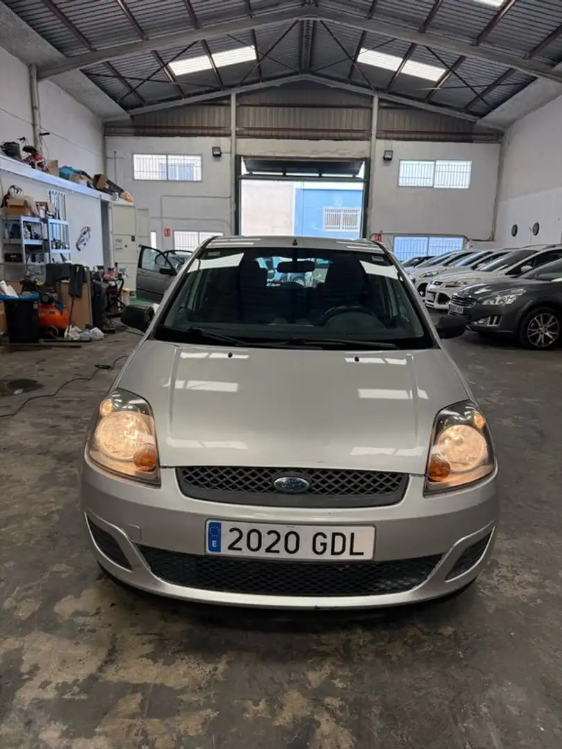 Ford Fiesta 1.3 Ambiente Gris - 2