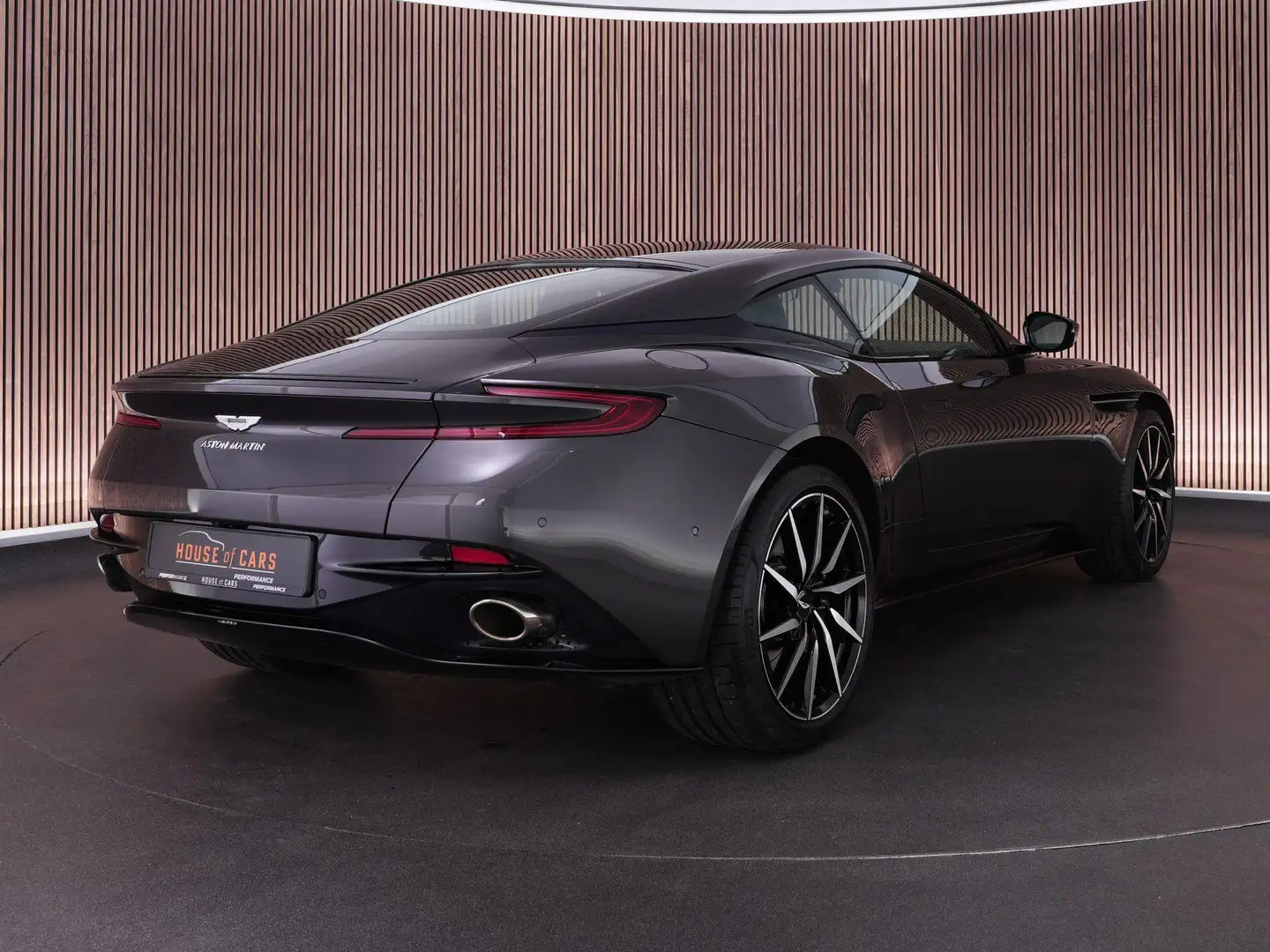 Aston Martin DB11 V8 4.0 510pk |Org. NL|1e eigenaar|360° camera|memo Gris - 2