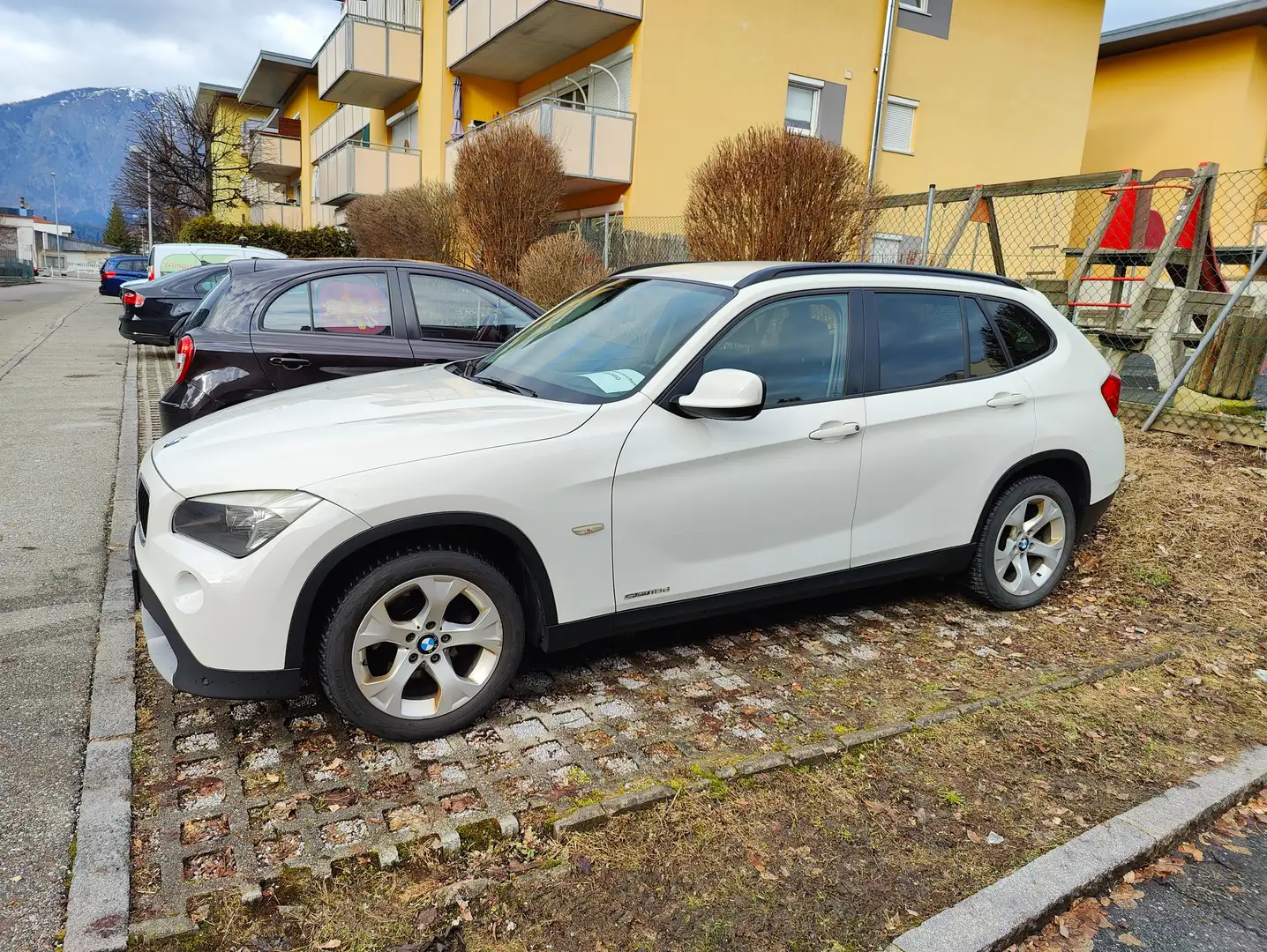 BMW X1 sDrive18d Österreich Paket Österreich-Paket Weiß - 1