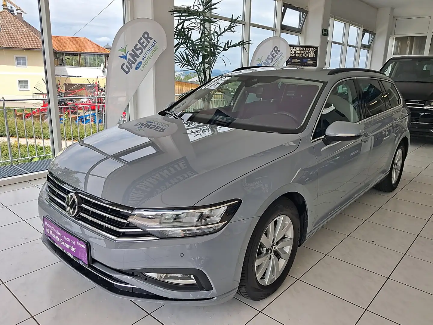 Volkswagen Passat Variant Business 2,0 SCR TDI DSG Grau - 1