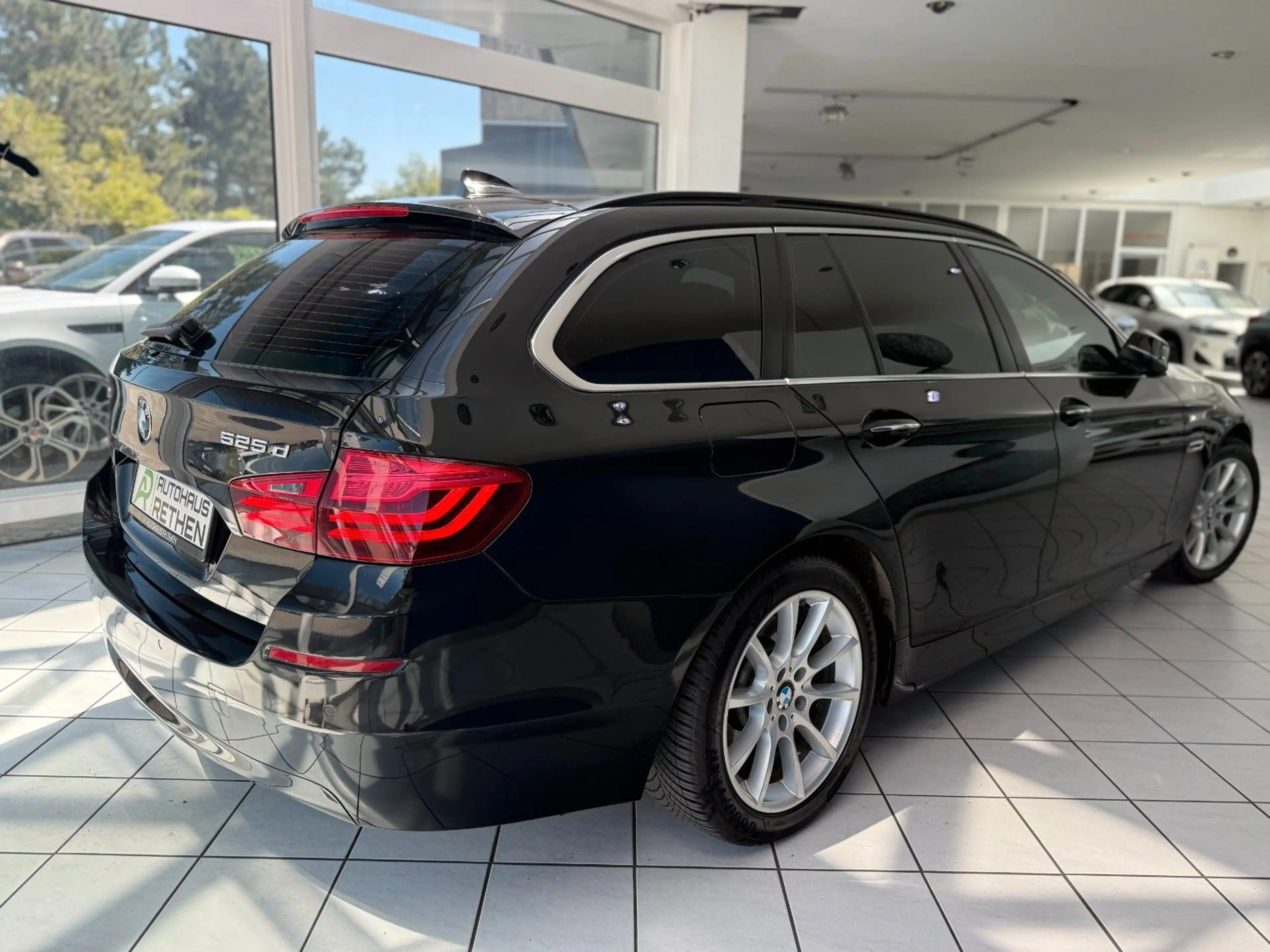 BMW 525 d xDrive Touring *AHK*SPURASS.*PDC*BI-XENON* — photo 9