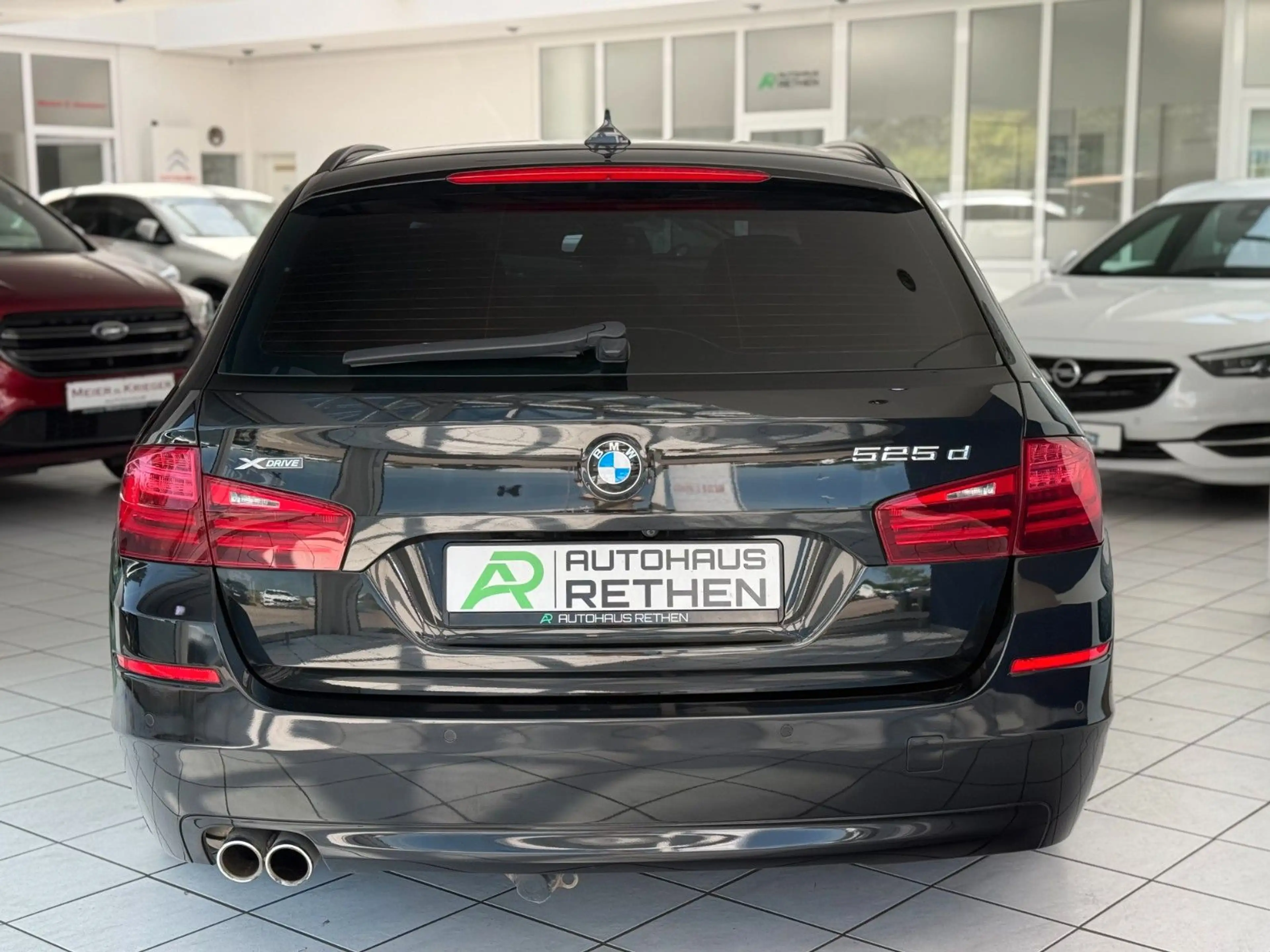 BMW 525 d xDrive Touring *AHK*SPURASS.*PDC*BI-XENON* — photo 8