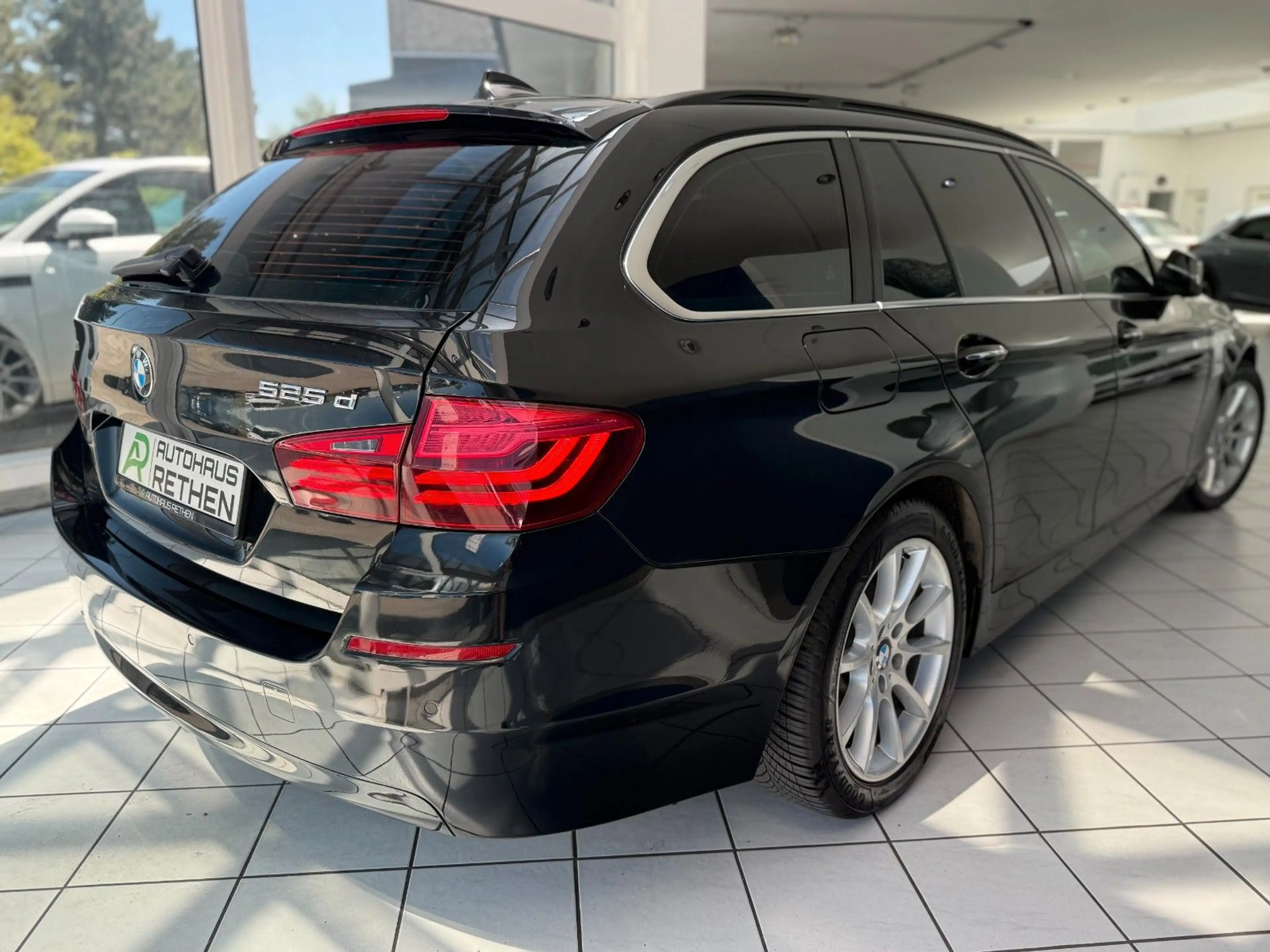 BMW 525 d xDrive Touring *AHK*SPURASS.*PDC*BI-XENON* — photo 10