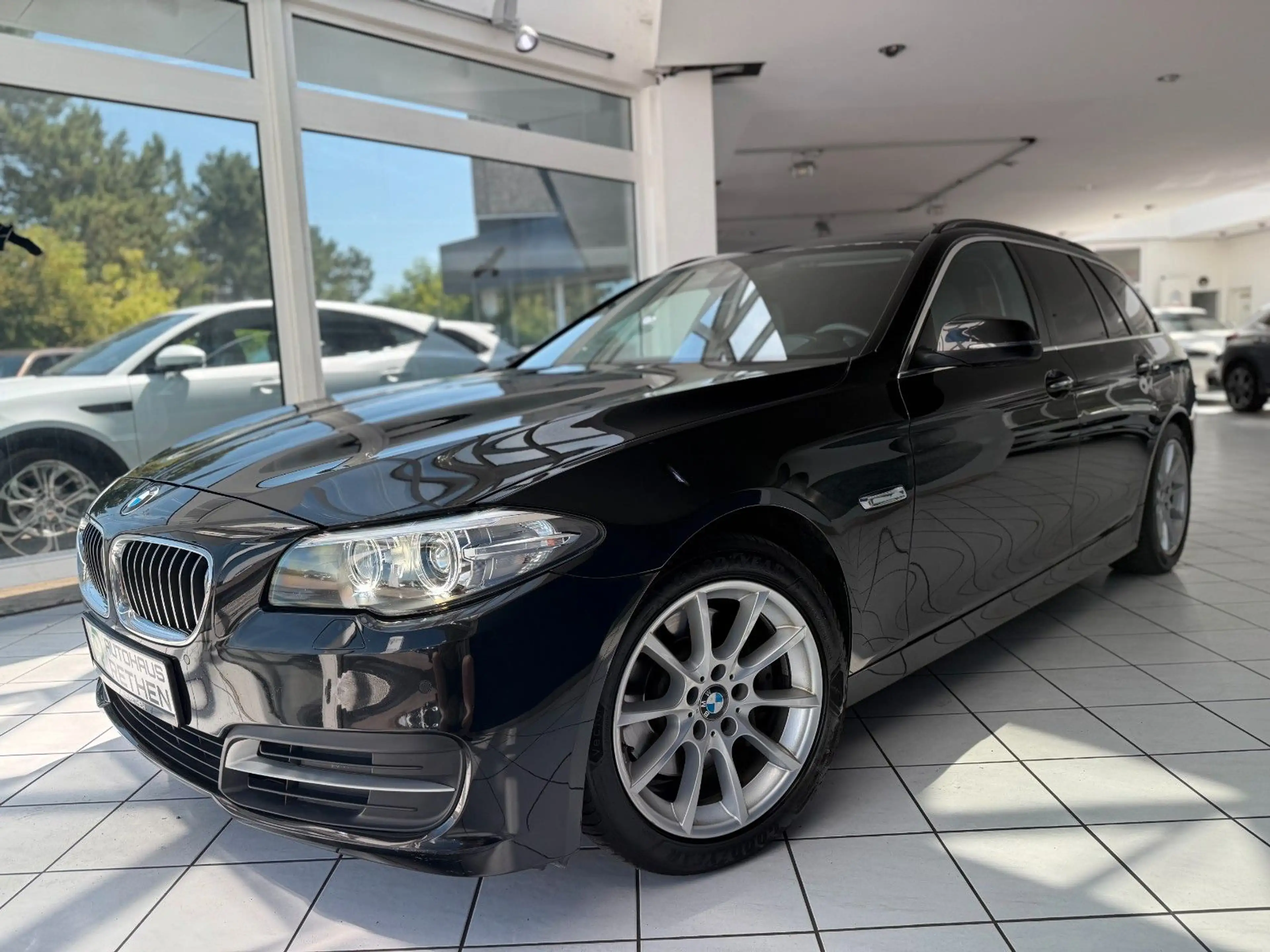 BMW 525 d xDrive Touring *AHK*SPURASS.*PDC*BI-XENON* — photo 2