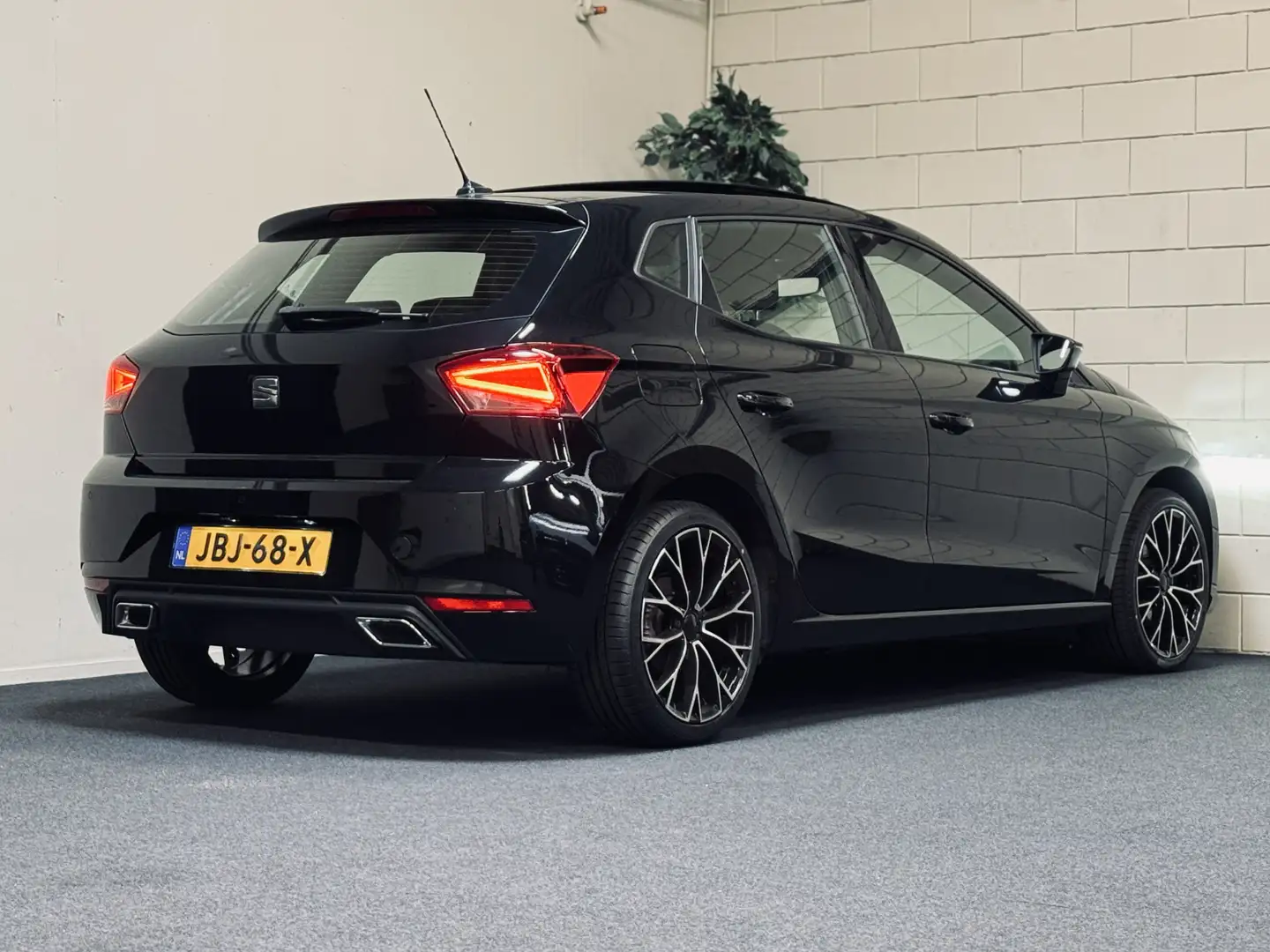 SEAT Ibiza 1.0 TSI 110PK FR Plus | Panorama | Camera | Virtua Noir - 2