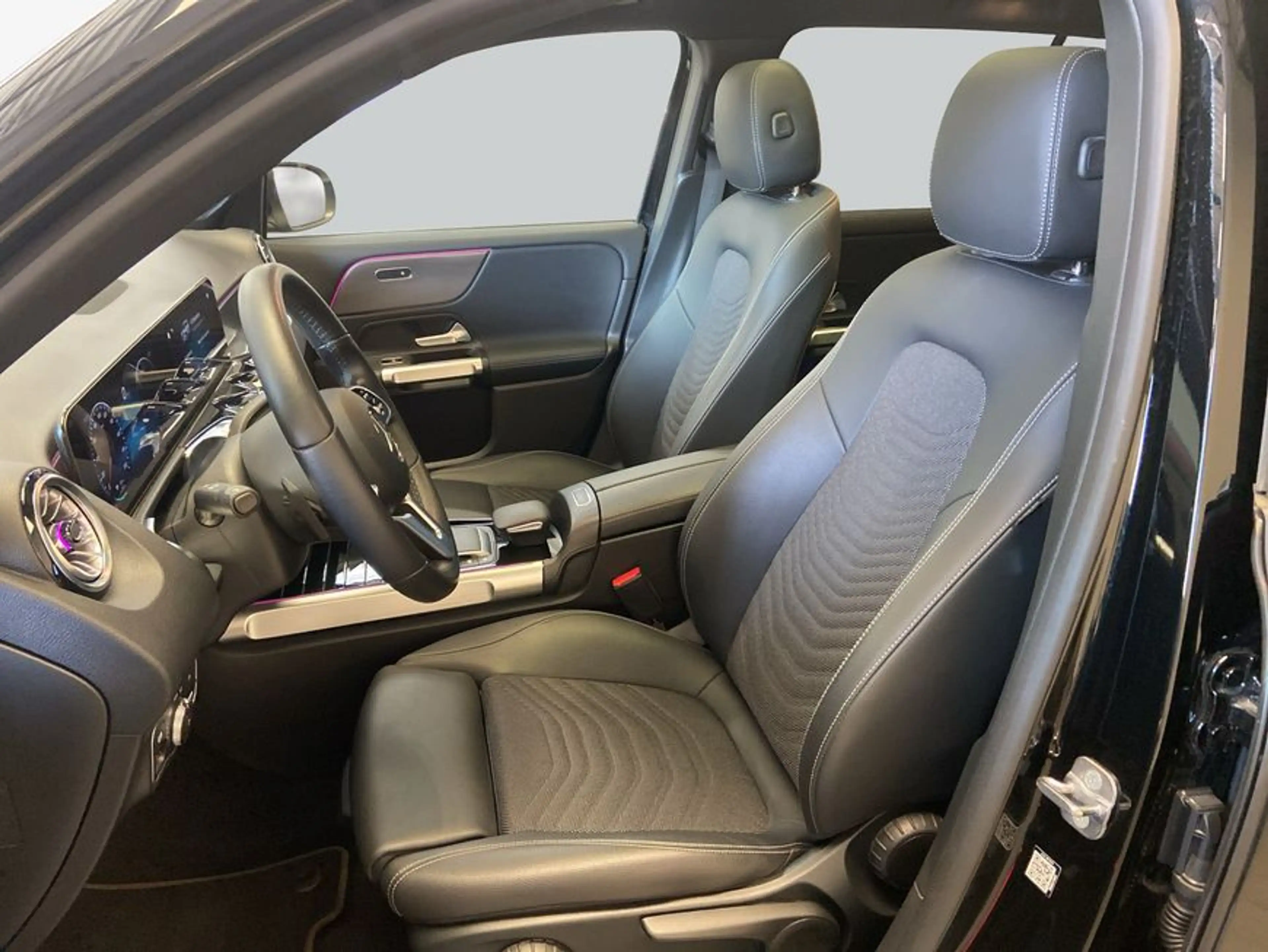 Mercedes-Benz EQB 300 EQB — photo 11