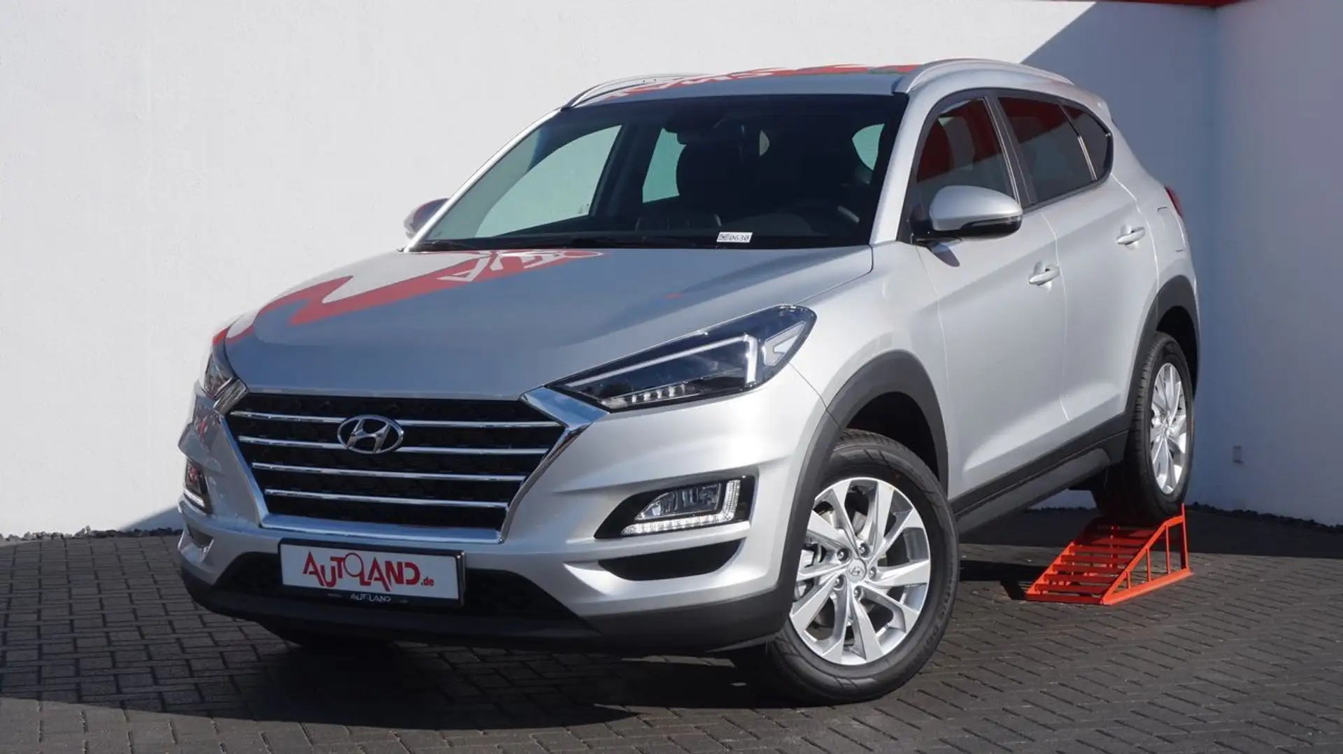 Hyundai TUCSON 1.6 GDI AAC Navi LED SHZ PDC Kam Temp Silber - 2