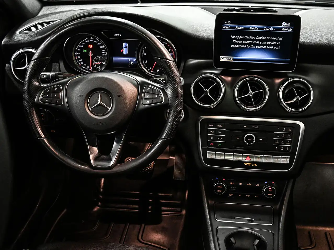 Mercedes-Benz GLA снимка Mercedes-Benz GLA