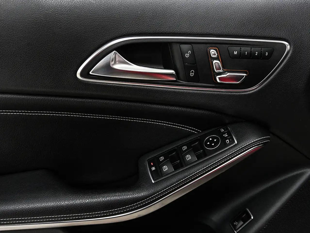 Mercedes-Benz GLA снимка Mercedes-Benz GLA