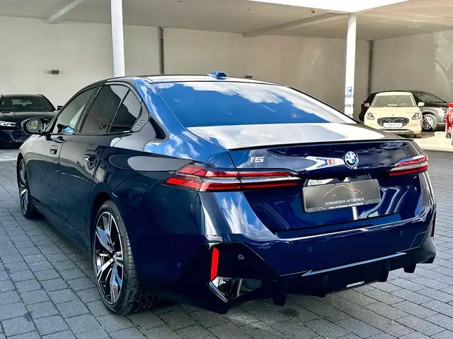 BMW i5 view 3
