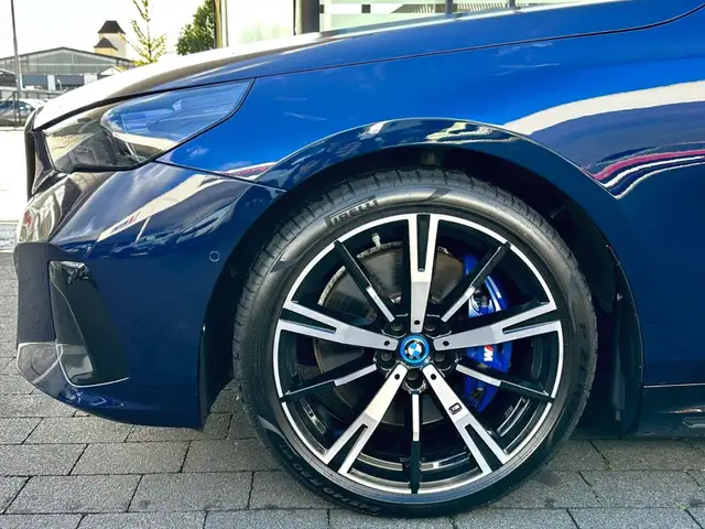 BMW i5 view 10