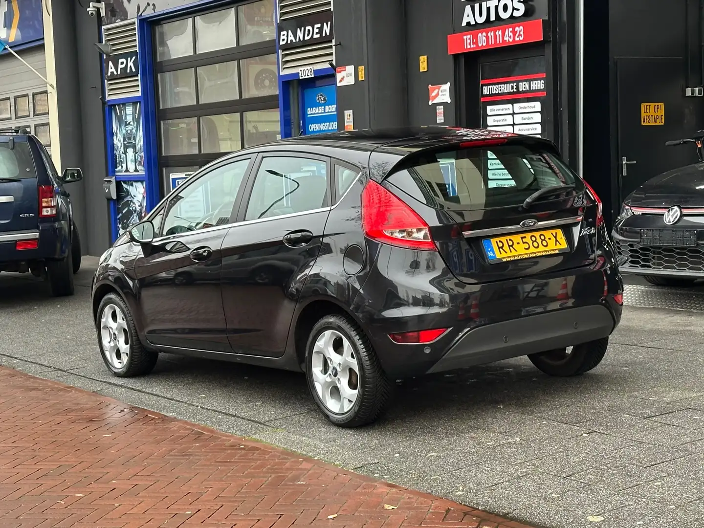 Ford Fiesta 1.4 Ghia Automaat 5 Deurs Clima PDC Stoelverwarmin Schwarz - 2