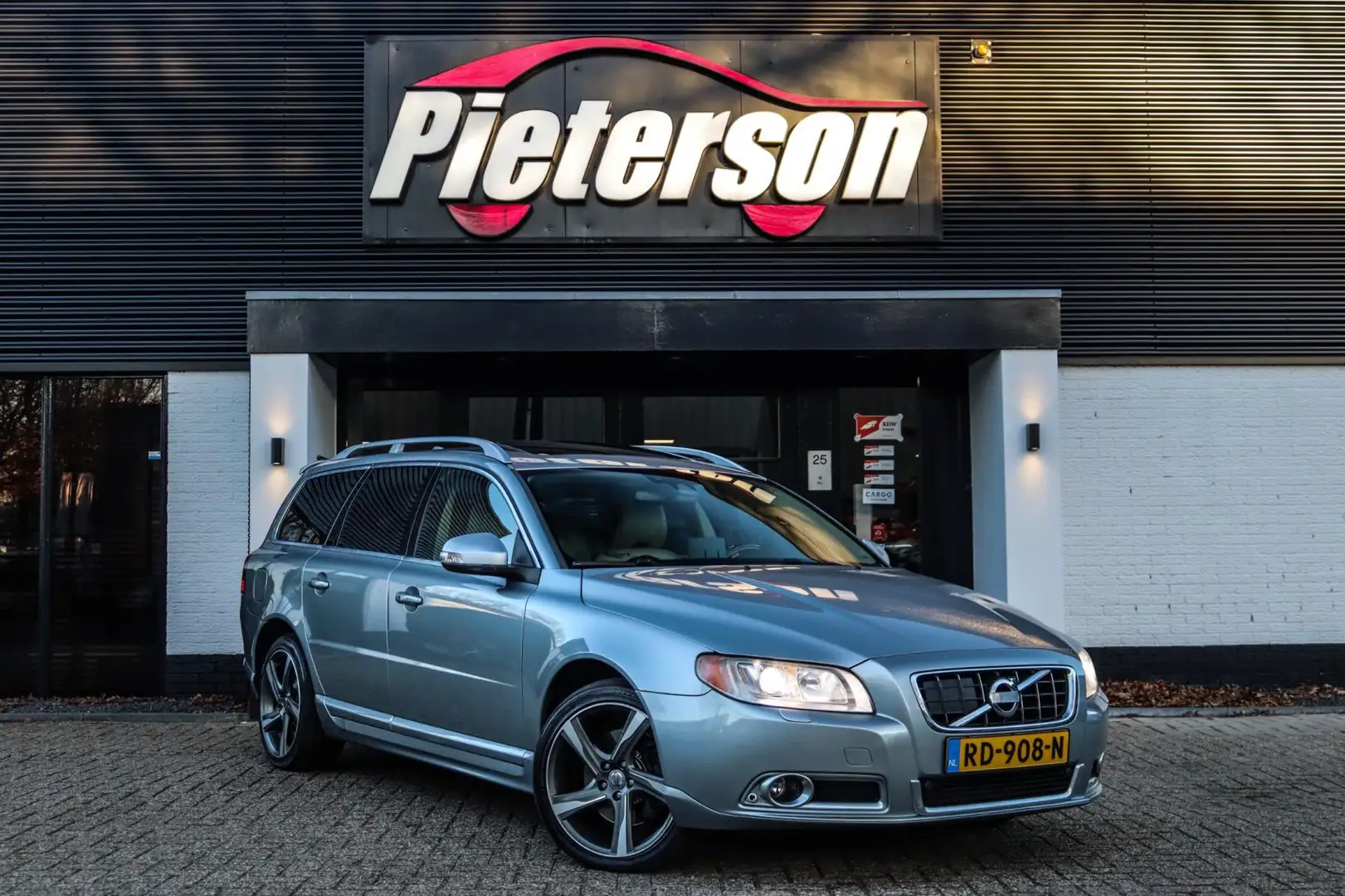 Volvo V70 3.0 T6 AWD 320PK YOUNGTIMER PANO TREKH DYN ACC VOL Grau - 1